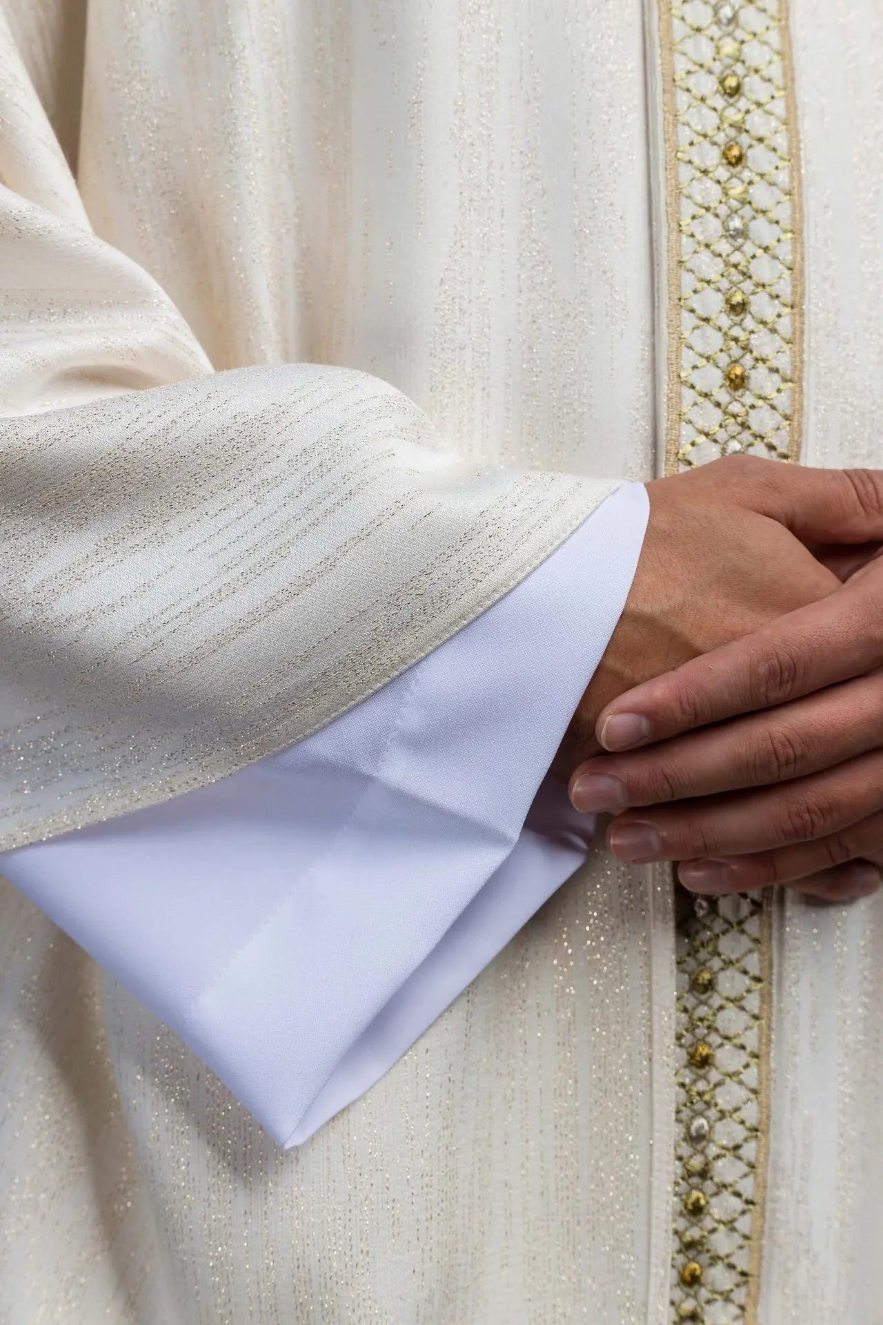 Chasuble blanche avec ceinture et col brodés