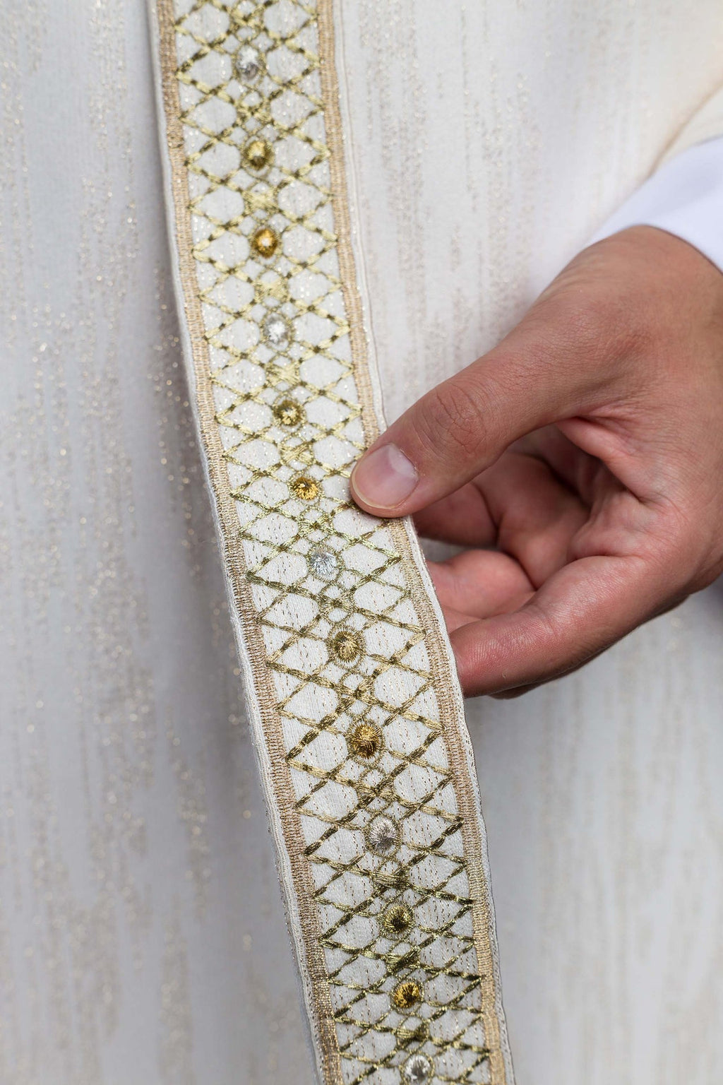 Chasuble blanche avec ceinture et col brodés