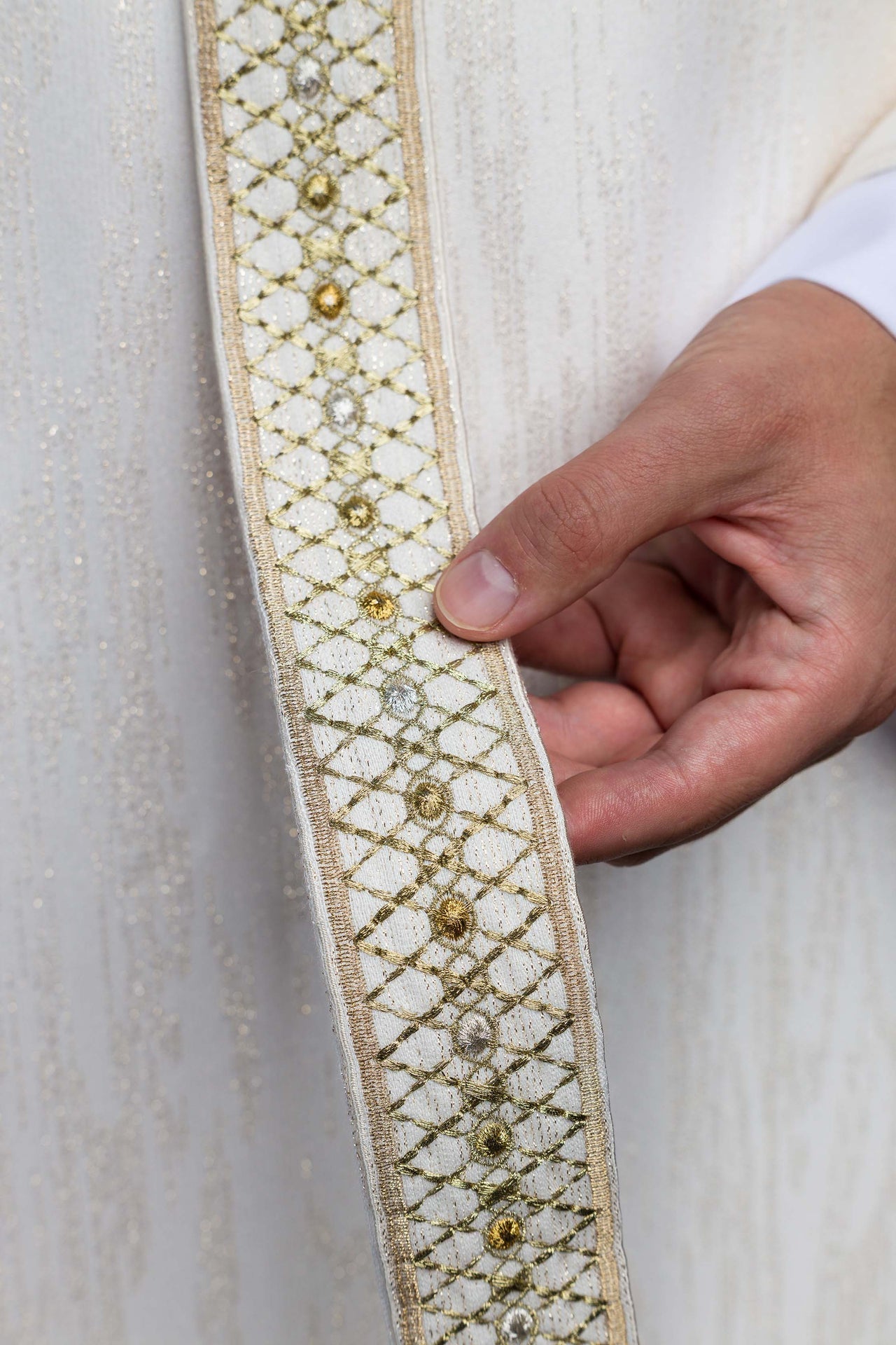 Chasuble blanche avec ceinture et col brodés