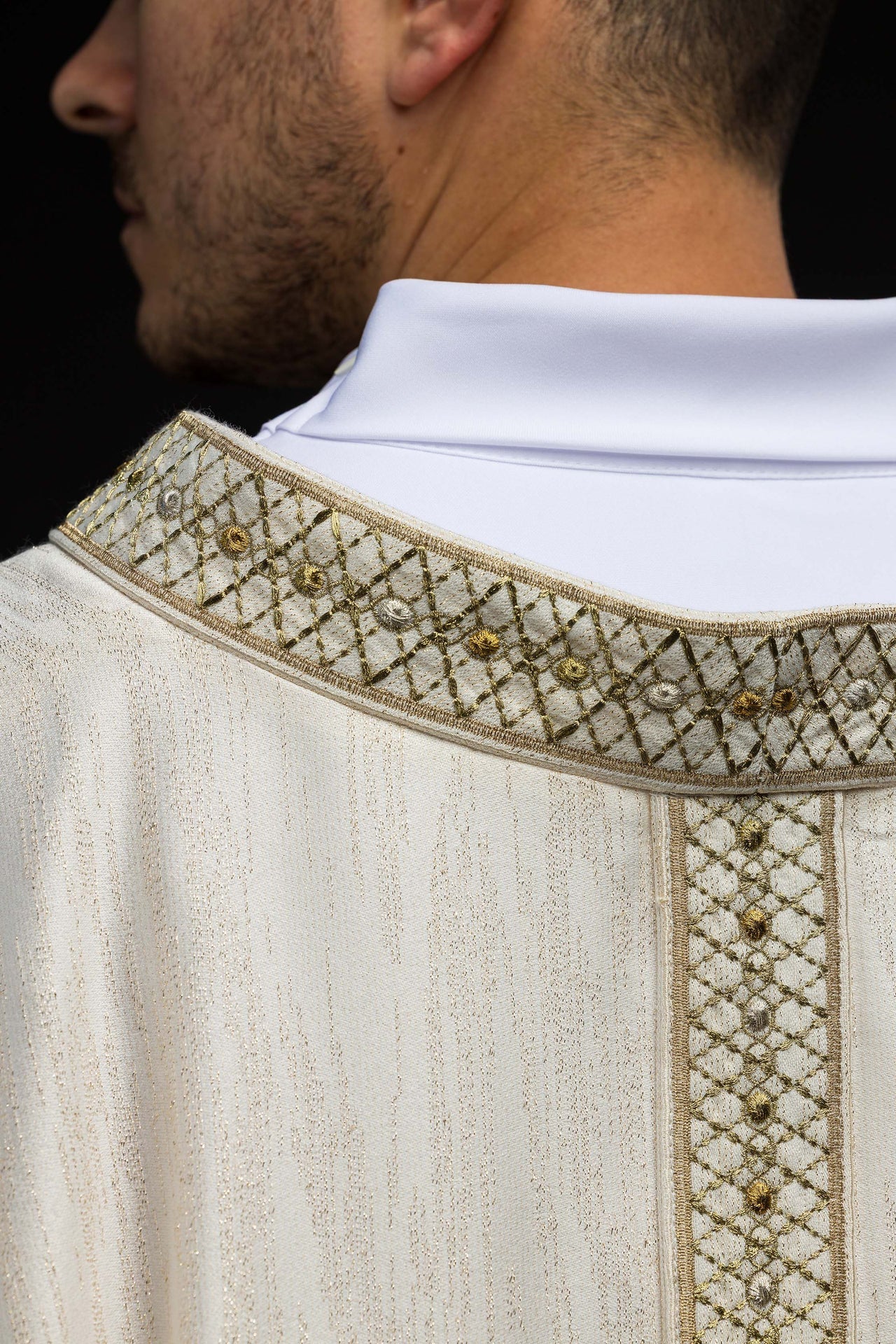 Chasuble blanche avec ceinture et col brodés