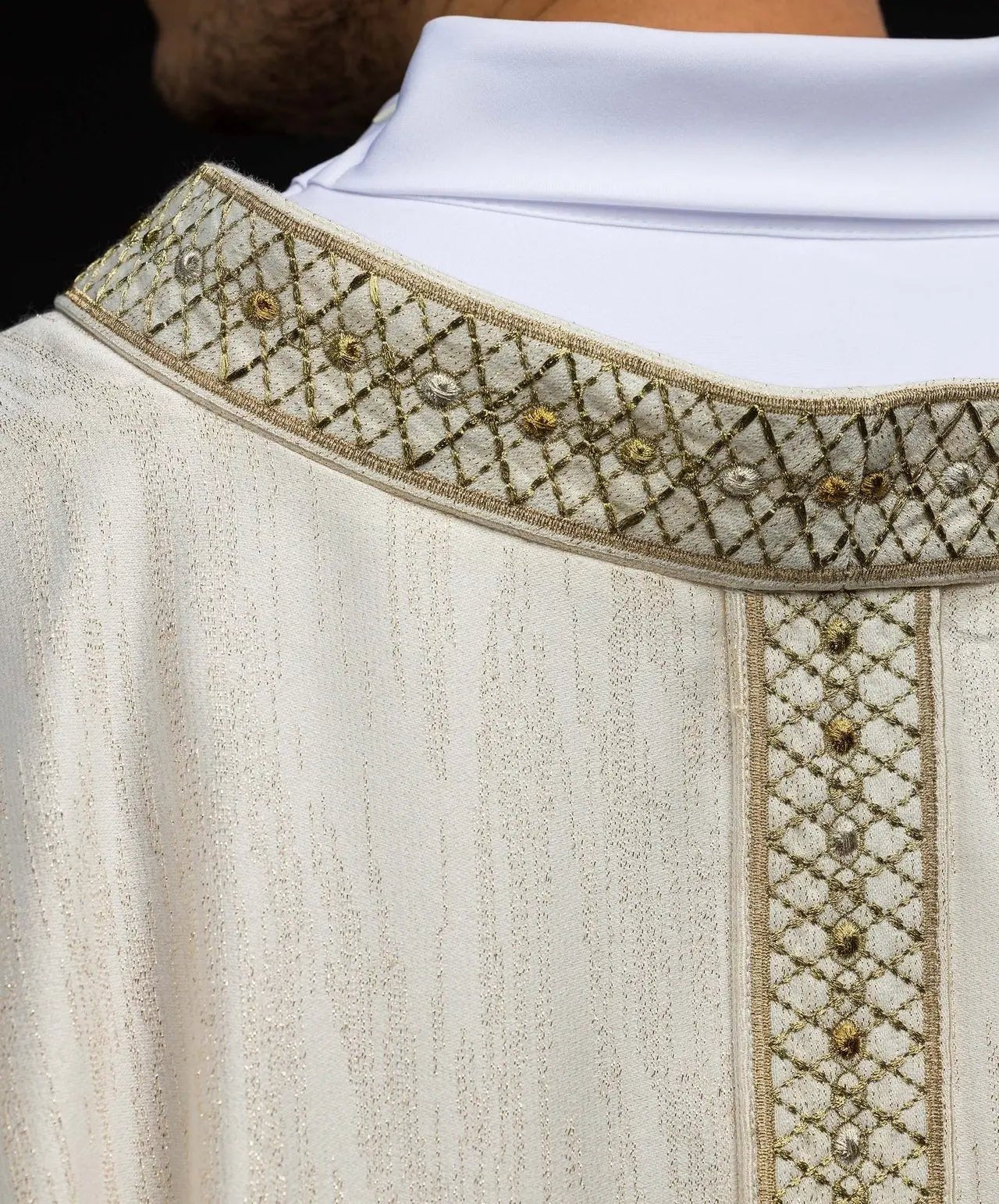 Chasuble blanche avec ceinture et col brodés