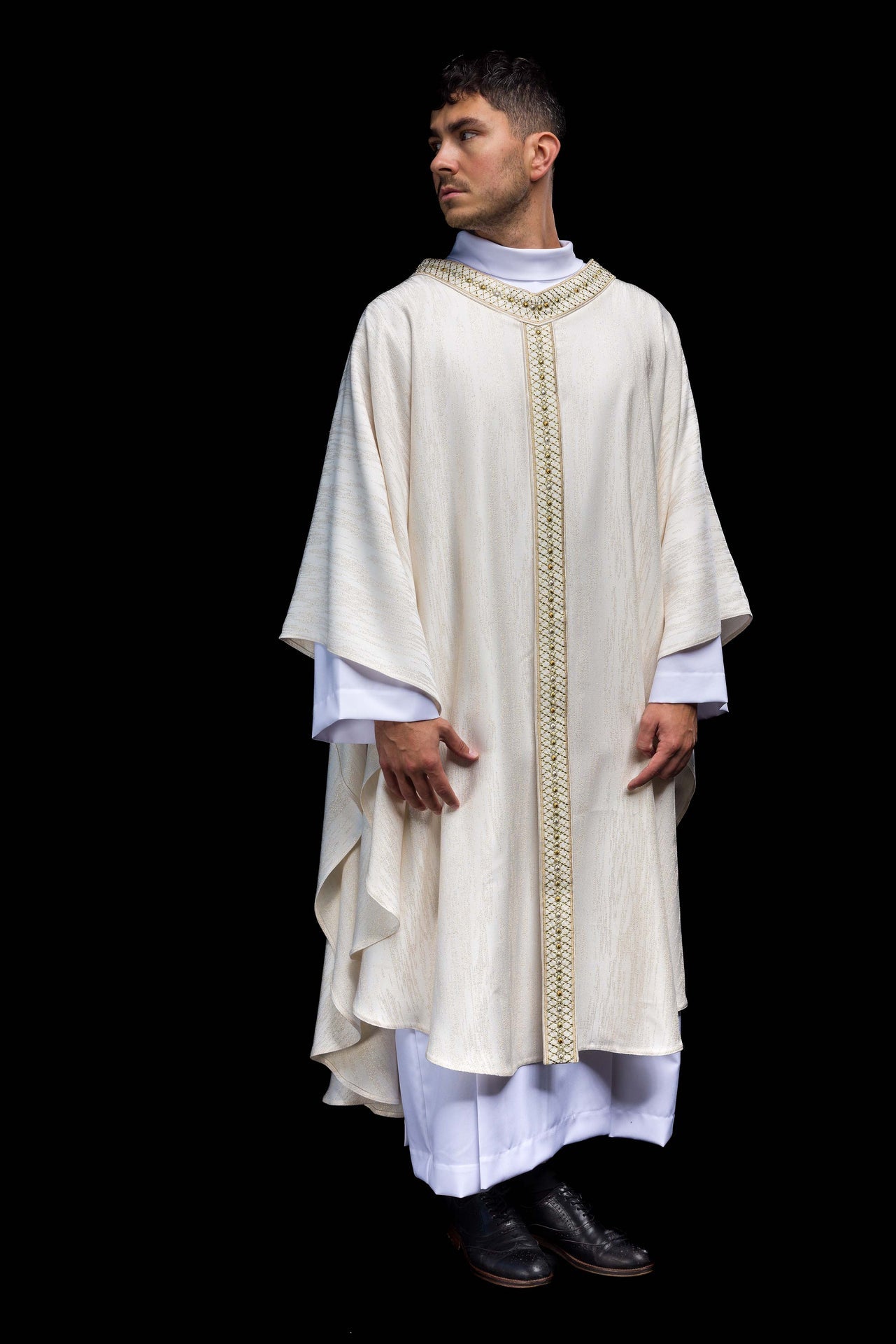 Chasuble blanche avec ceinture et col brodés