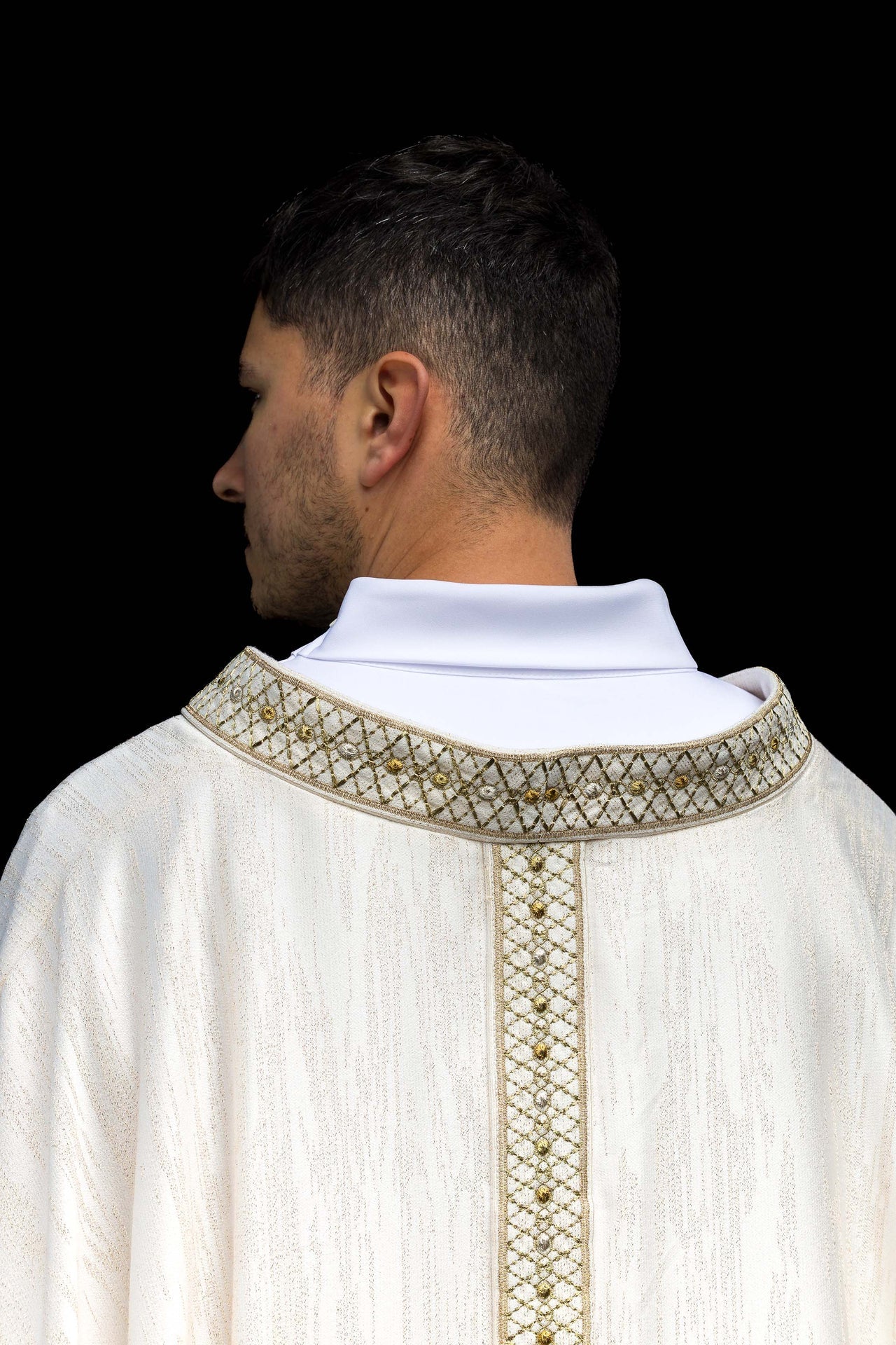 Chasuble blanche avec ceinture et col brodés