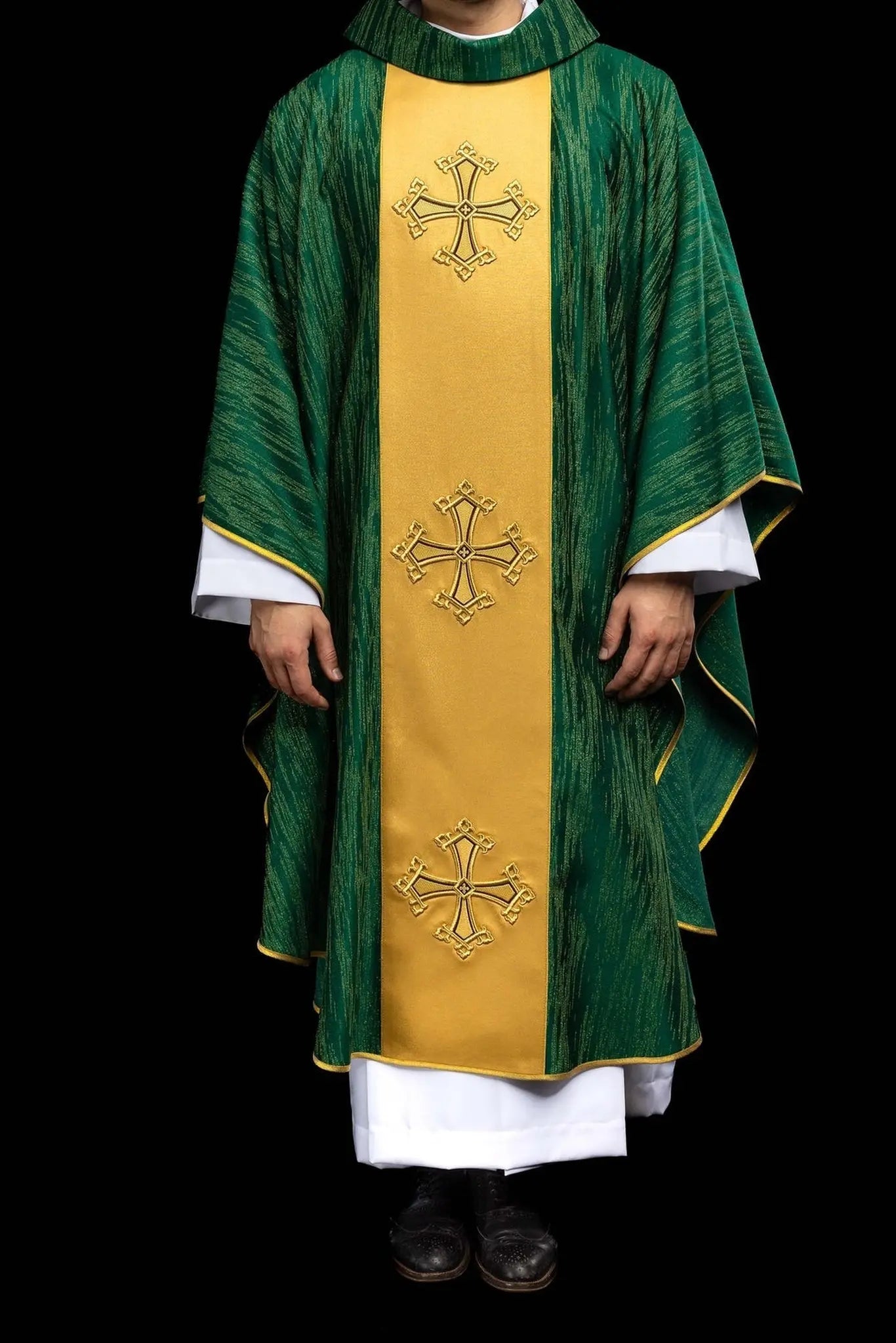 Chasuble verte avec croix brodée sur orphrey décoratif