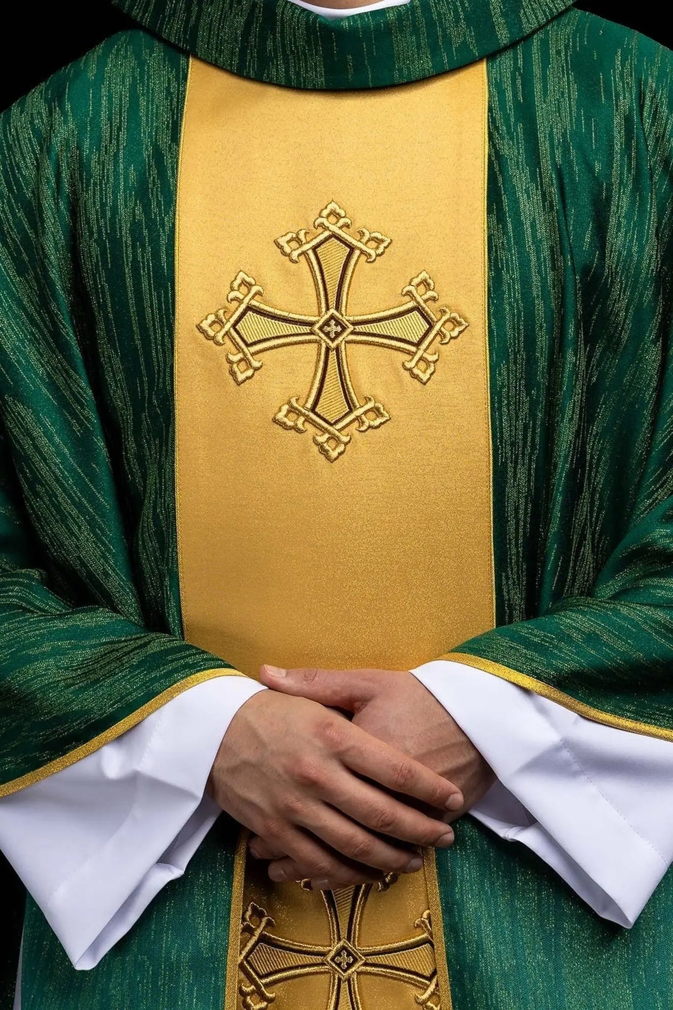 Chasuble verte avec croix brodée sur orphrey décoratif