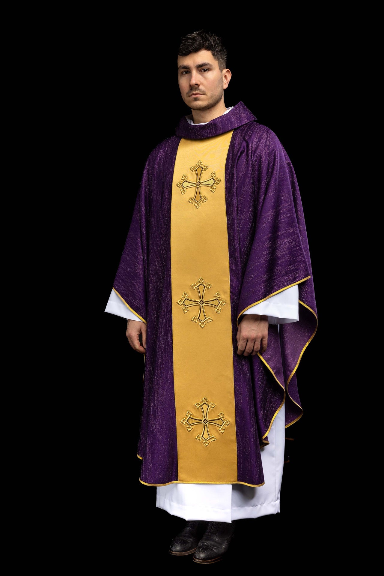 Fioletowy ornat z haftowanym motywem krzyża z pasem na ozdobnej tkaninie - ORNATY.PL