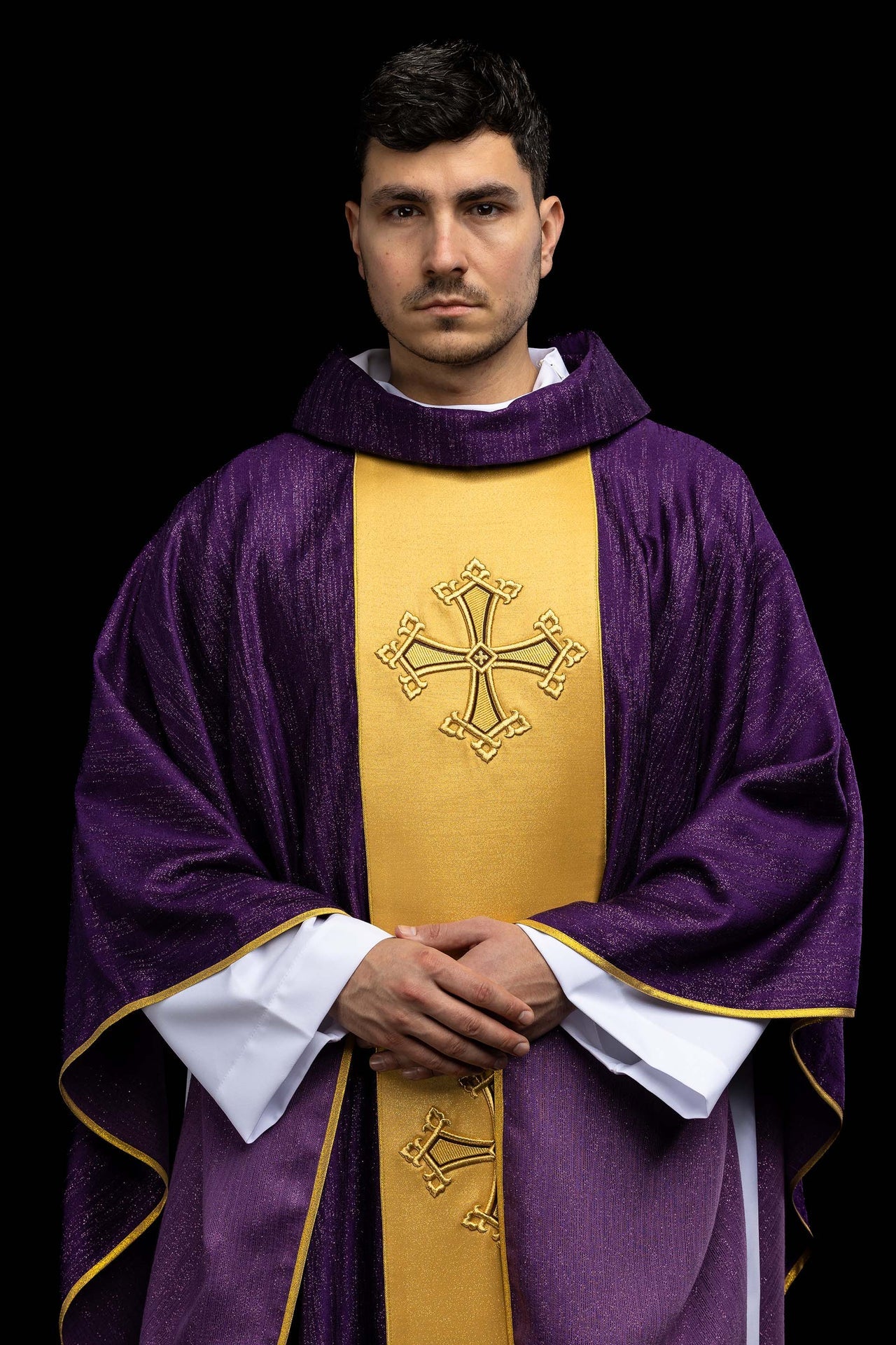 Fioletowy ornat z haftowanym motywem krzyża z pasem na ozdobnej tkaninie - ORNATY.PL