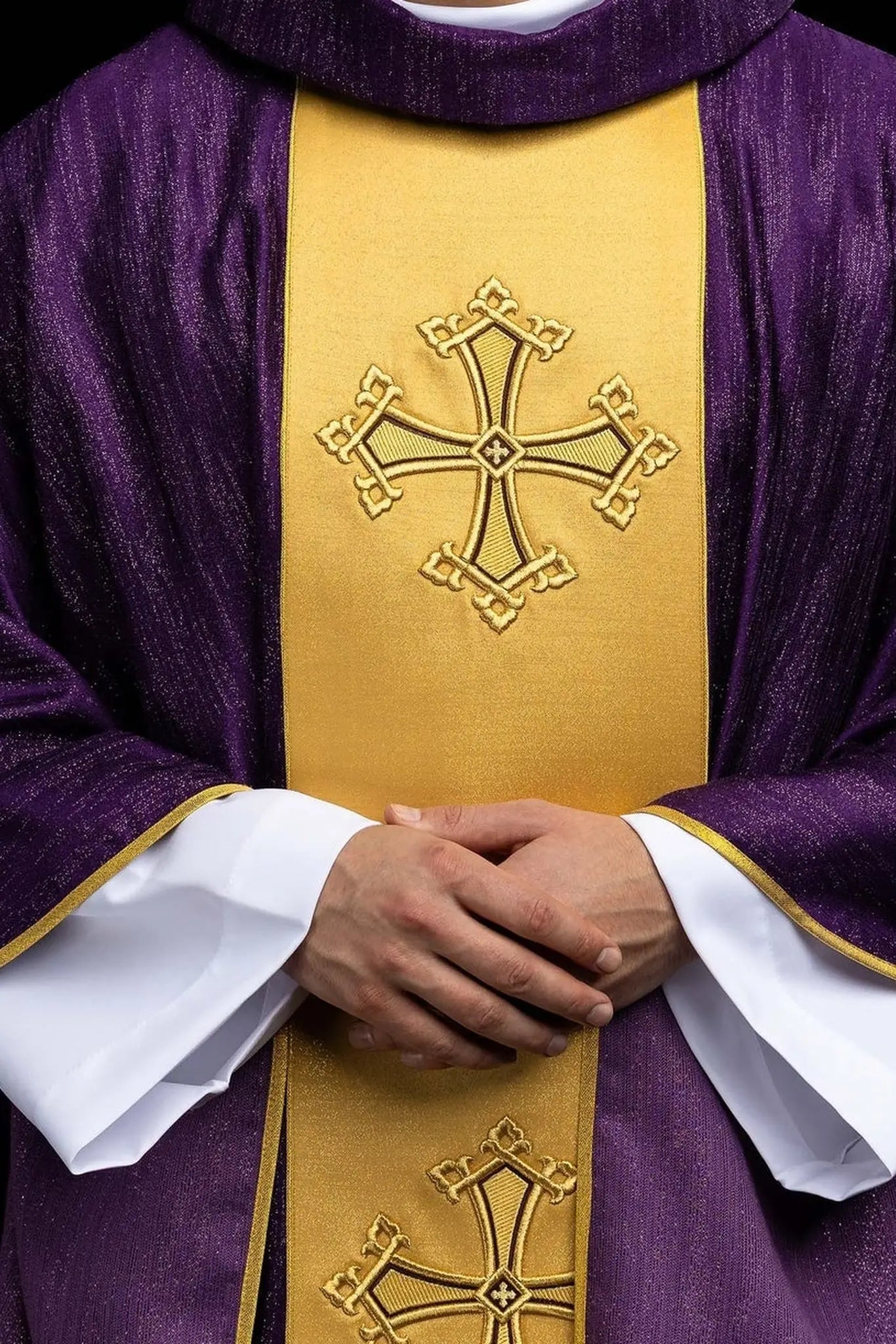 Chasuble violette avec orfrois dorés et broderie de croix