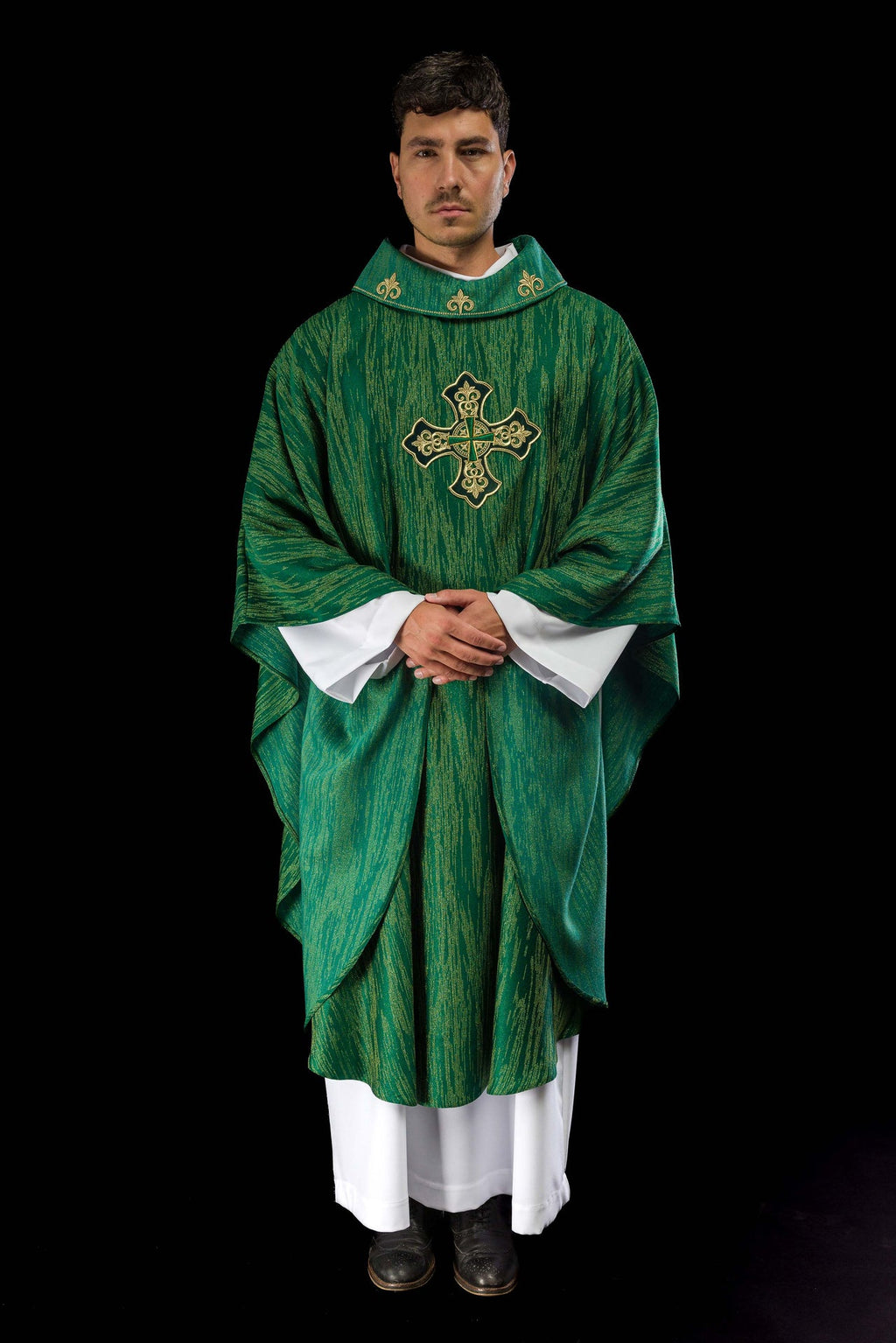 Zielony ornat z haftowanym motywem krzyża na ozdobnej tkaninie - ORNATY.PL