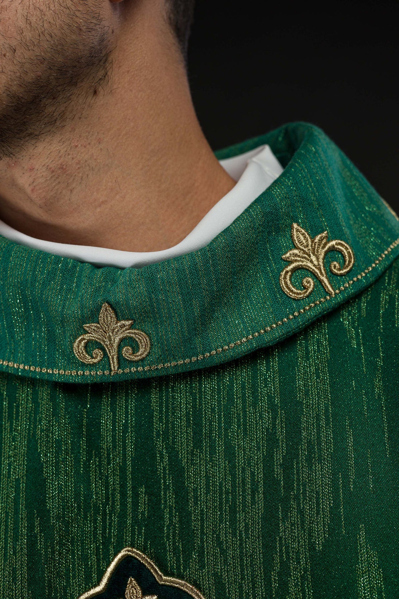 Zielony ornat z haftowanym motywem krzyża na ozdobnej tkaninie - ORNATY.PL