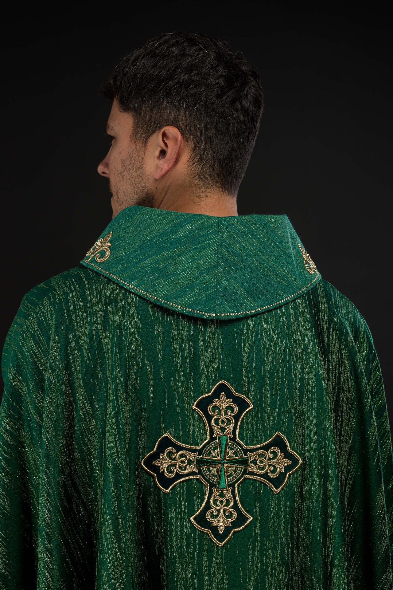 Zielony ornat z haftowanym motywem krzyża na ozdobnej tkaninie - ORNATY.PL