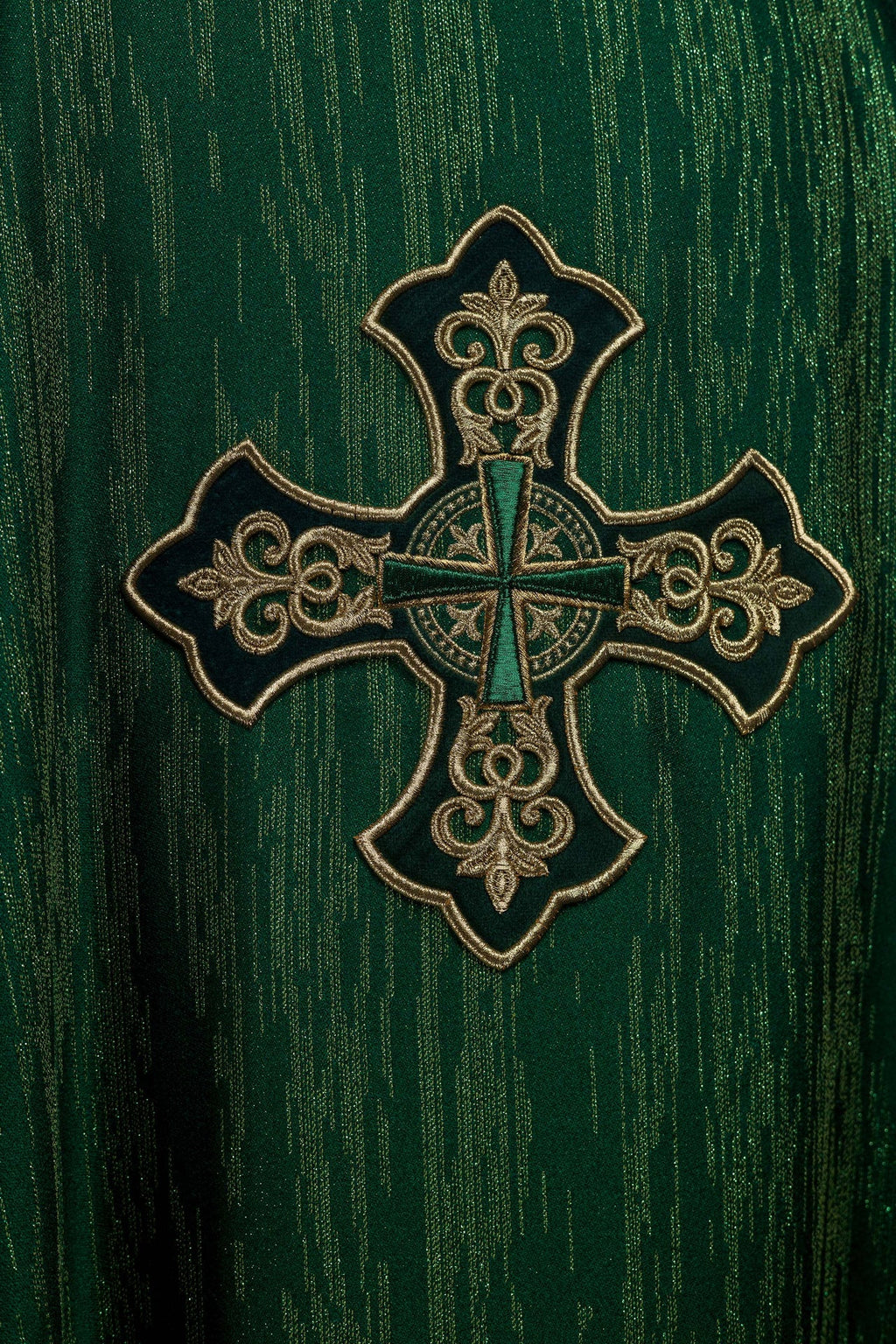 Zielony ornat z haftowanym motywem krzyża na ozdobnej tkaninie - ORNATY.PL