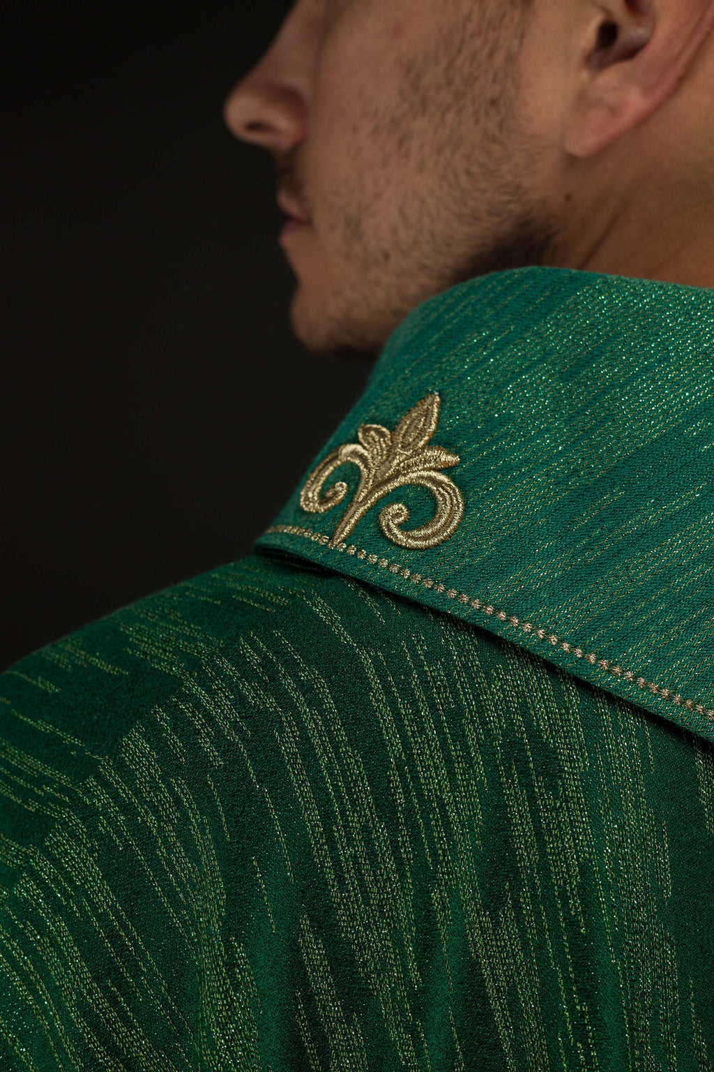 Zielony ornat z haftowanym motywem krzyża na ozdobnej tkaninie - ORNATY.PL