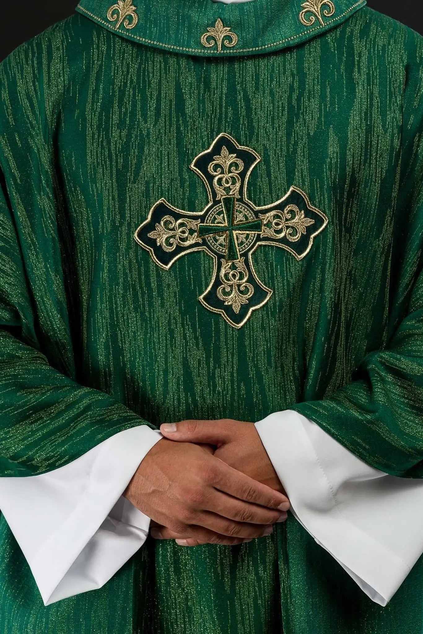 Chasuble verte avec croix richement brodée et col décoré