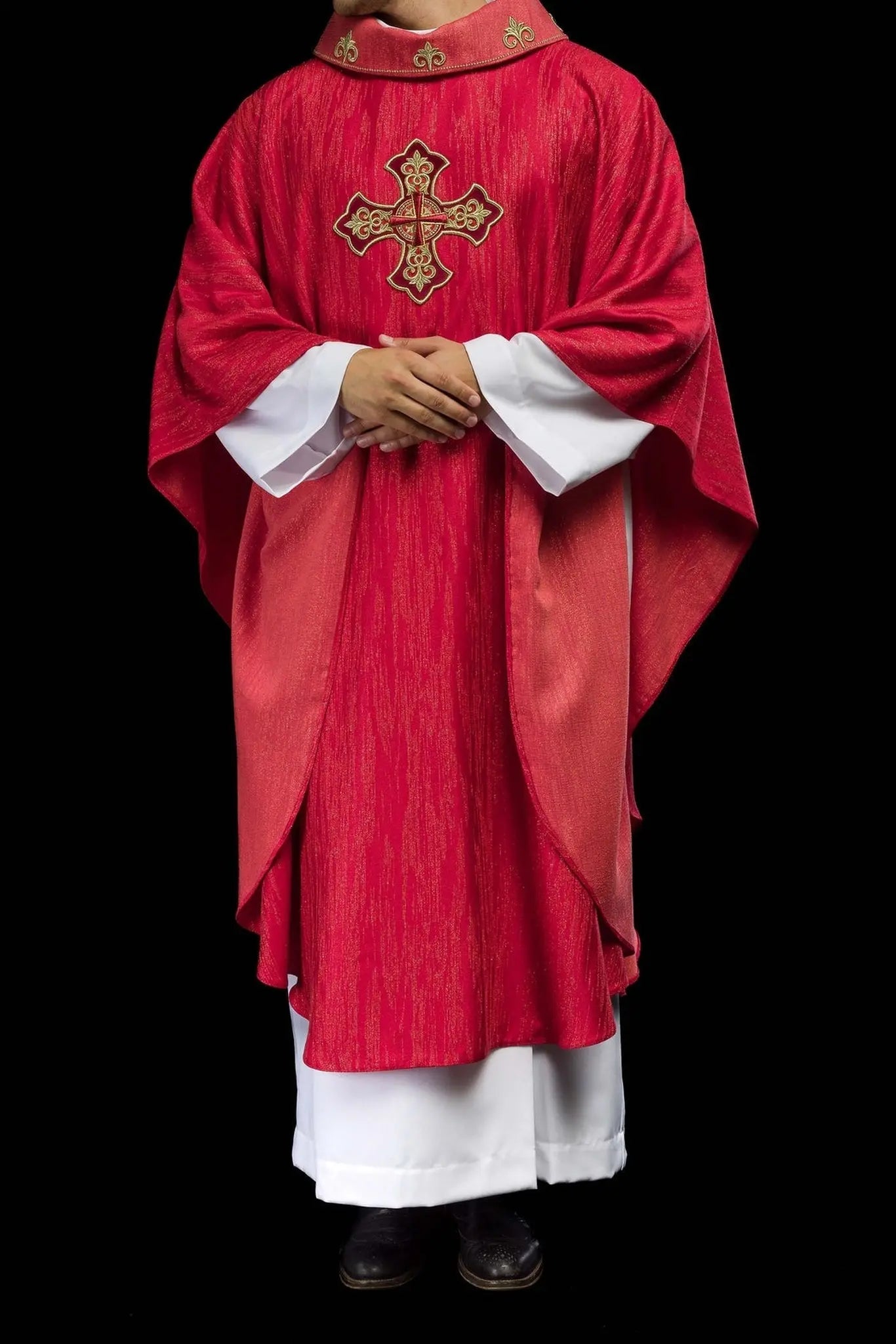 Chasuble rouge avec motif de croix brodée sur tissu décoratif