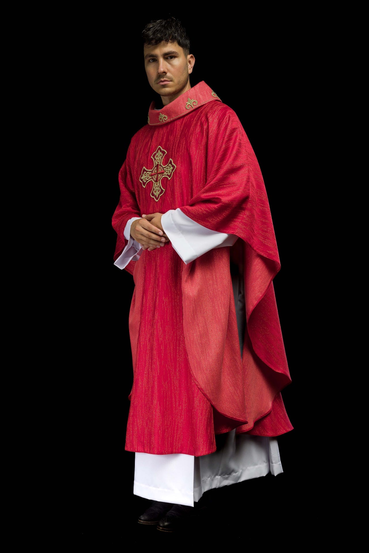 Czerwony ornat z haftowanym motywem krzyża na ozdobnej tkaninie - ORNATY.PL