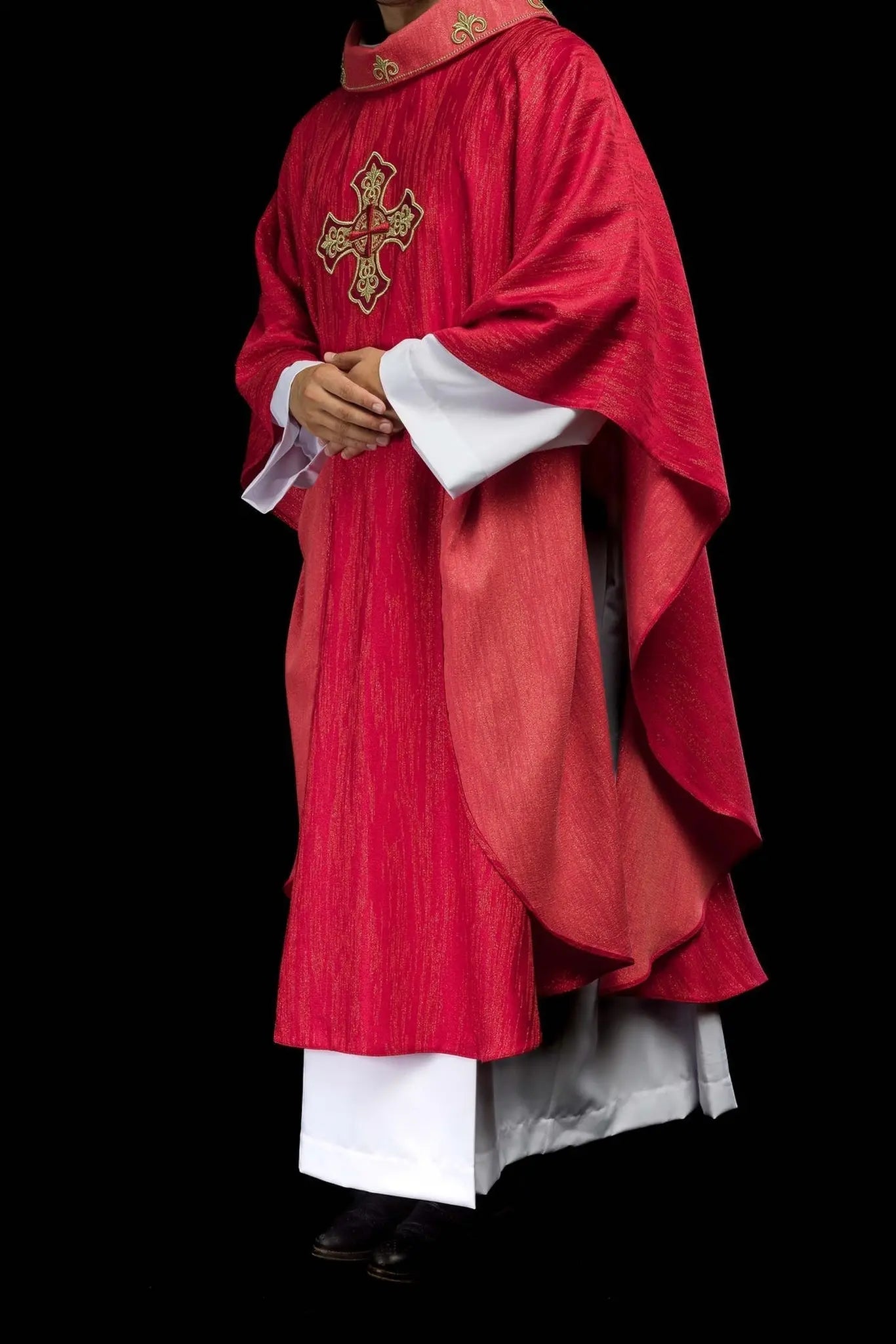 Chasuble rouge avec motif de croix brodée sur tissu décoratif