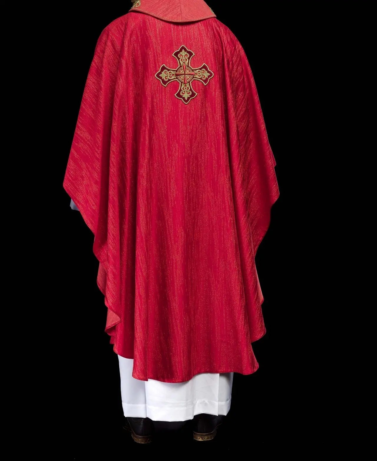 Chasuble rouge avec motif de croix brodée sur tissu décoratif