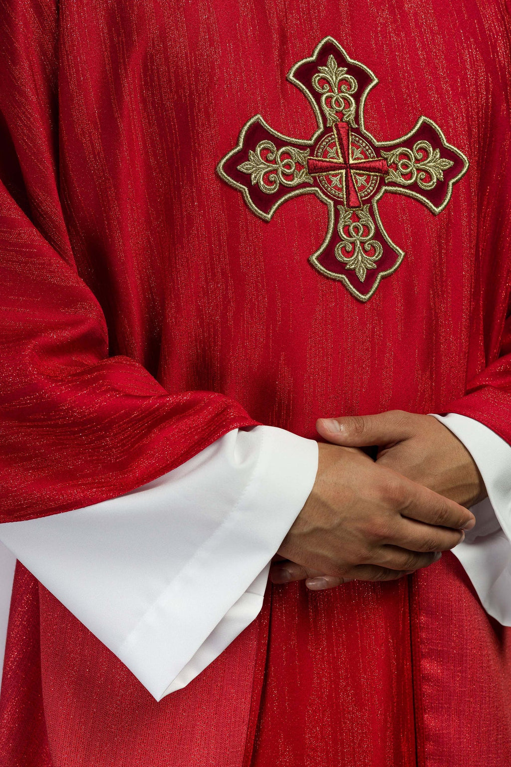 Czerwony ornat z haftowanym motywem krzyża na ozdobnej tkaninie - ORNATY.PL