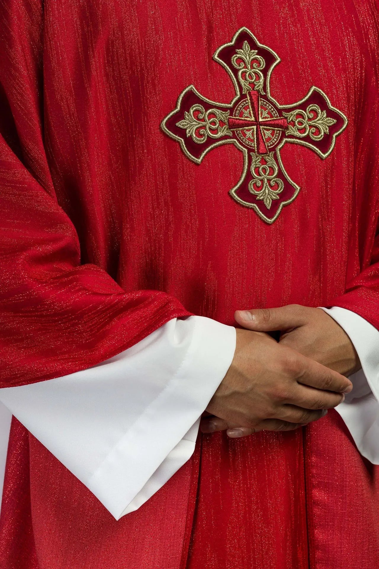 Chasuble rouge avec motif de croix brodée sur tissu décoratif