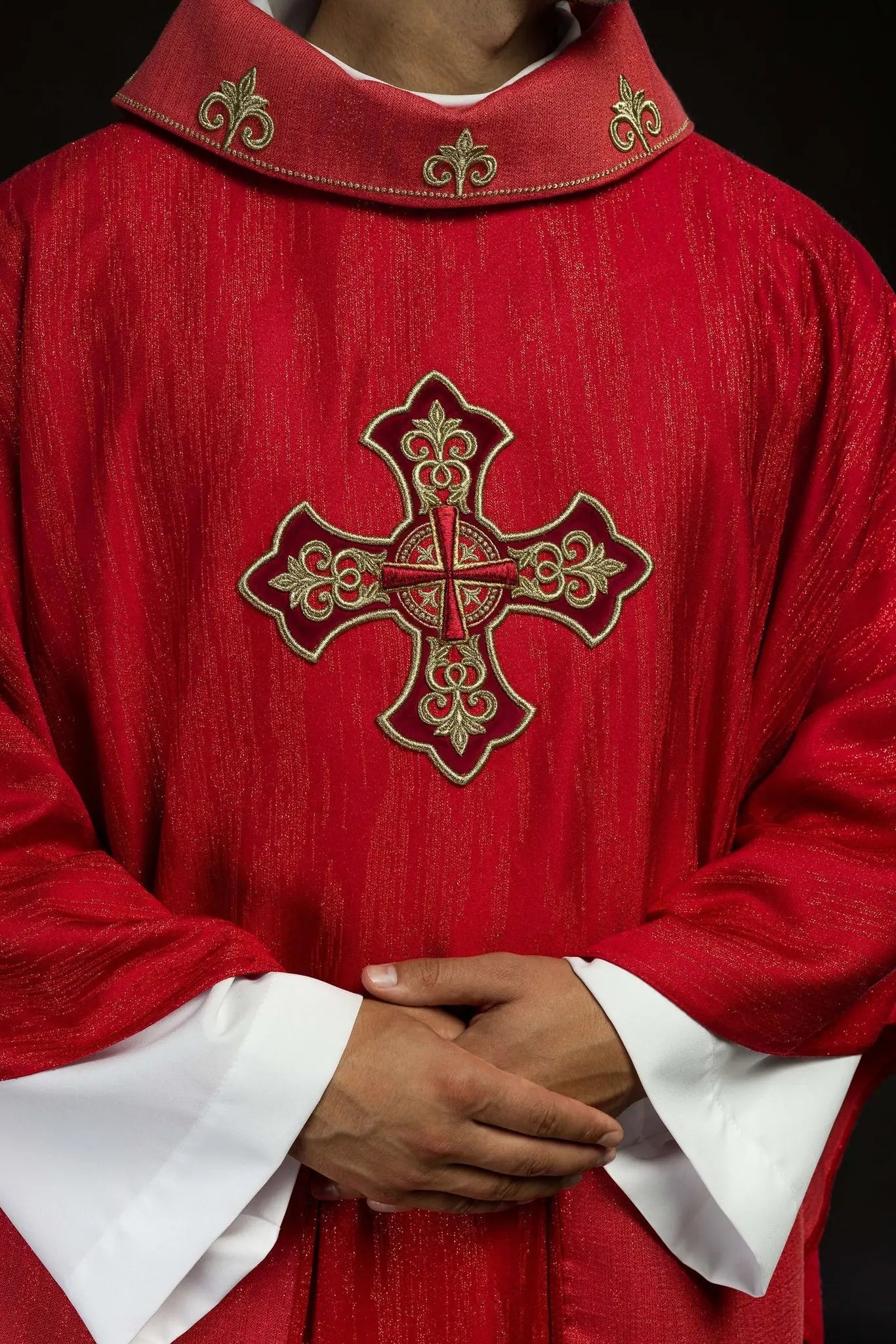 Chasuble rouge avec motif de croix brodée sur tissu décoratif