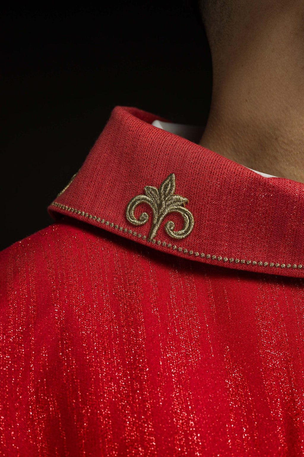 Czerwony ornat z haftowanym motywem krzyża na ozdobnej tkaninie - ORNATY.PL