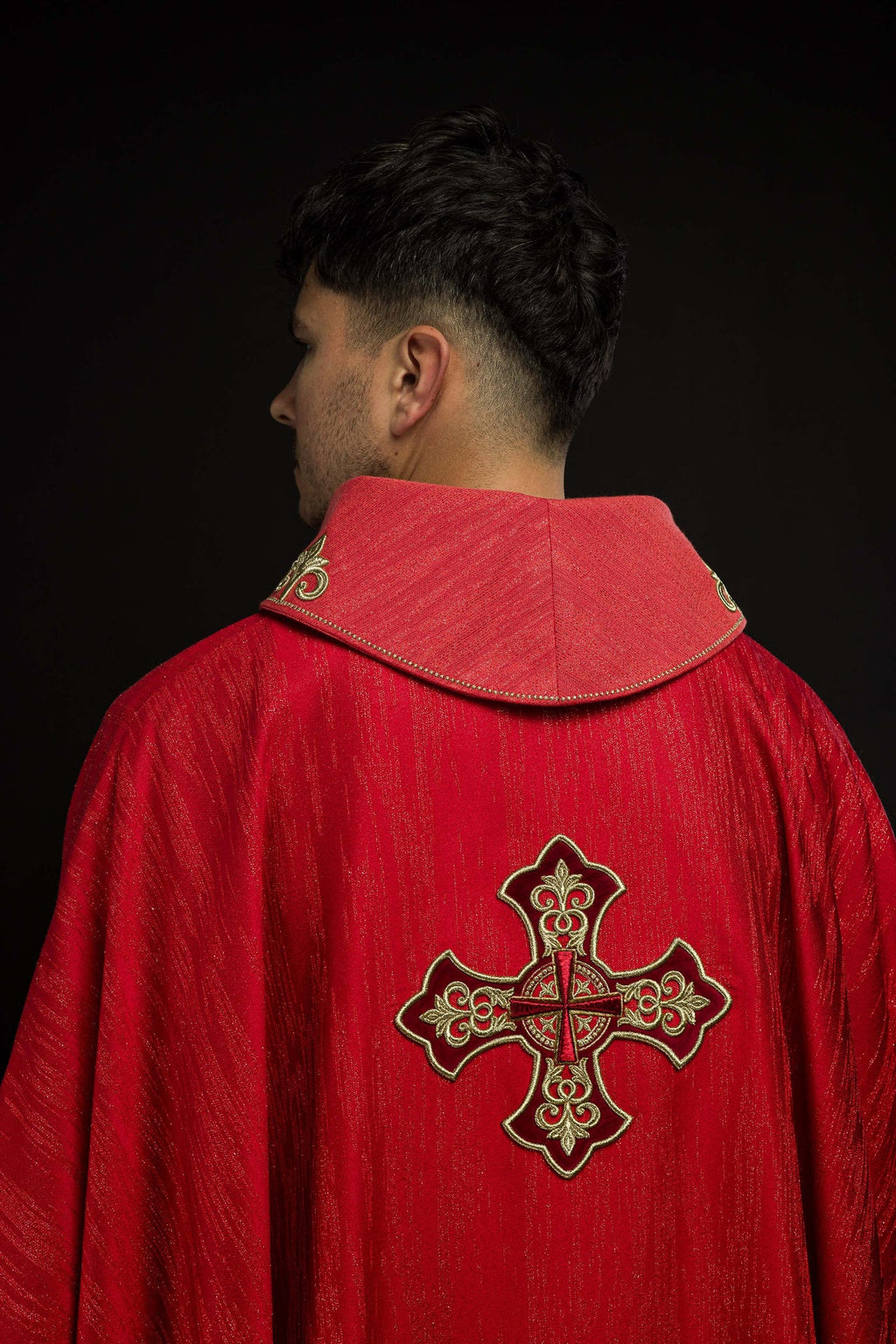 Czerwony ornat z haftowanym motywem krzyża na ozdobnej tkaninie - ORNATY.PL