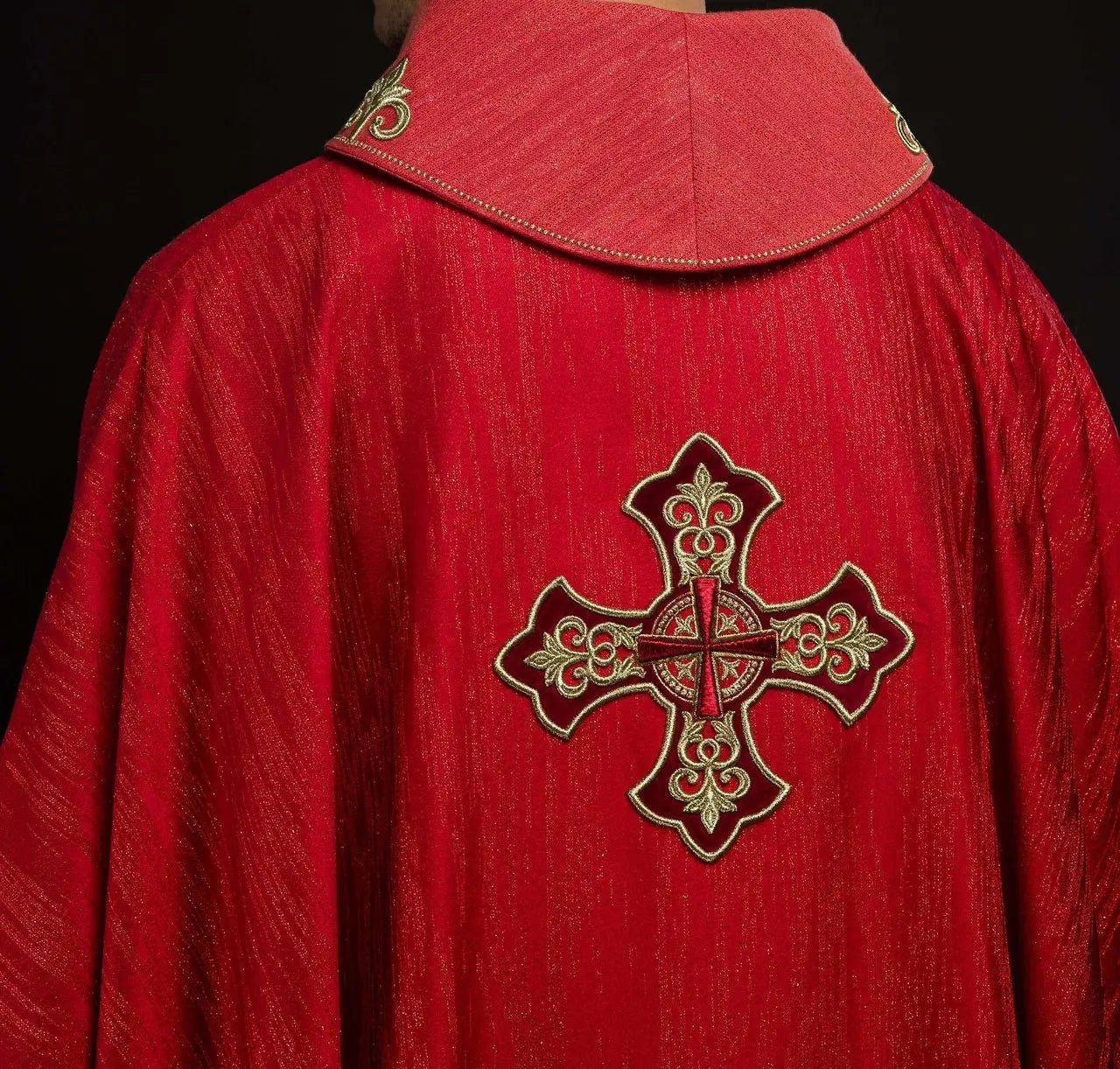 Chasuble rouge avec motif de croix brodée sur tissu décoratif