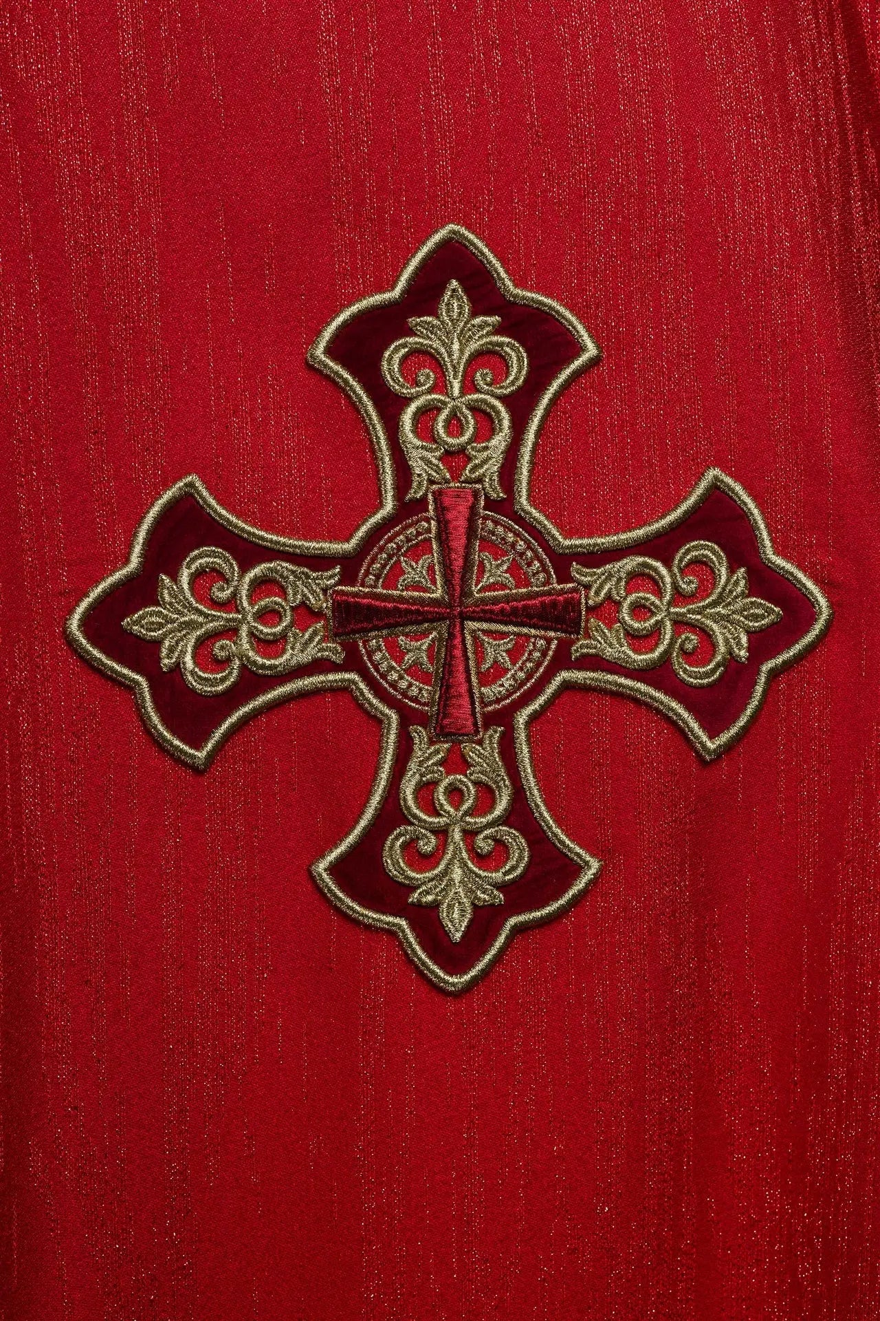 Chasuble rouge avec motif de croix brodée sur tissu décoratif