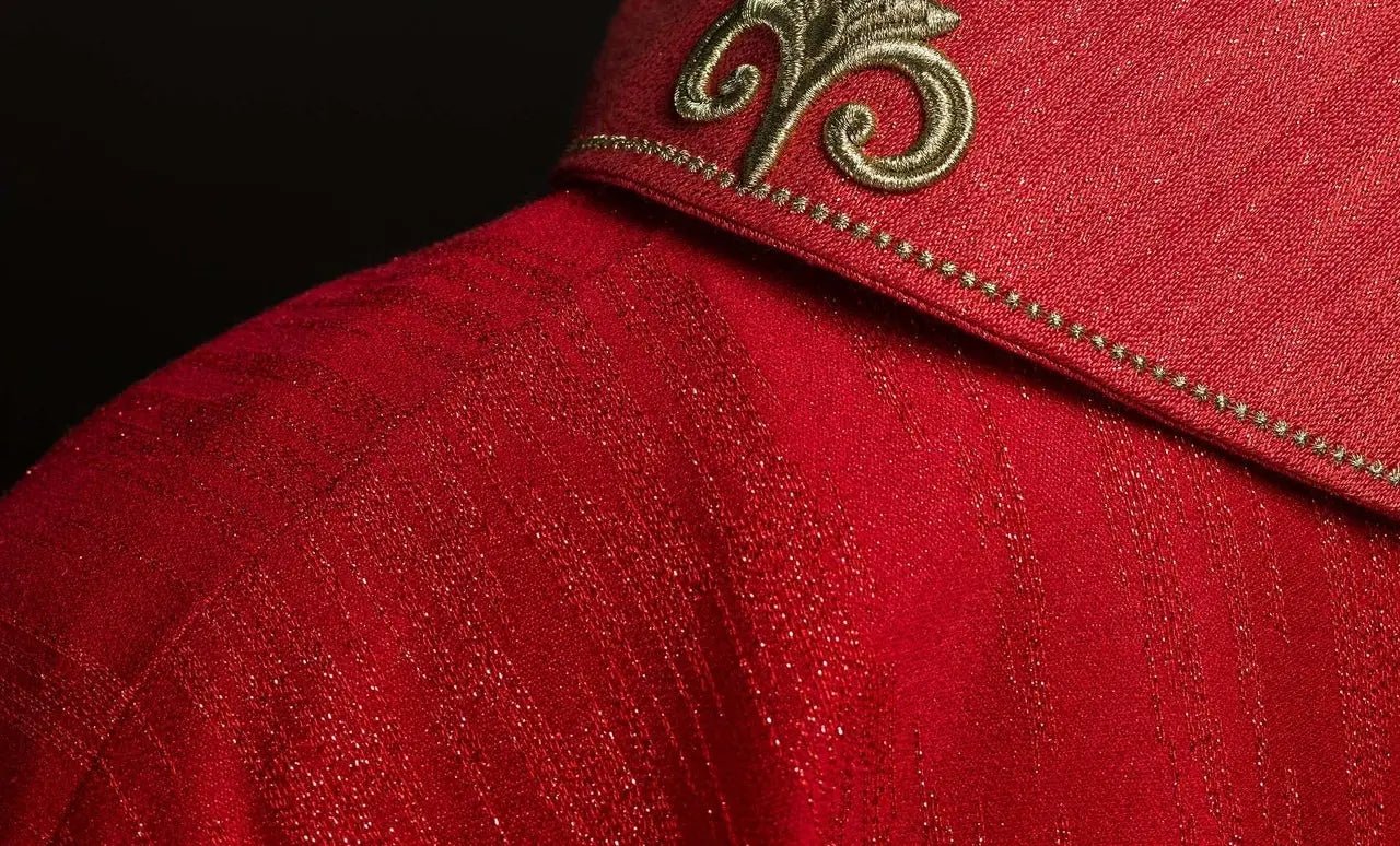 Chasuble rouge avec motif de croix brodée sur tissu décoratif