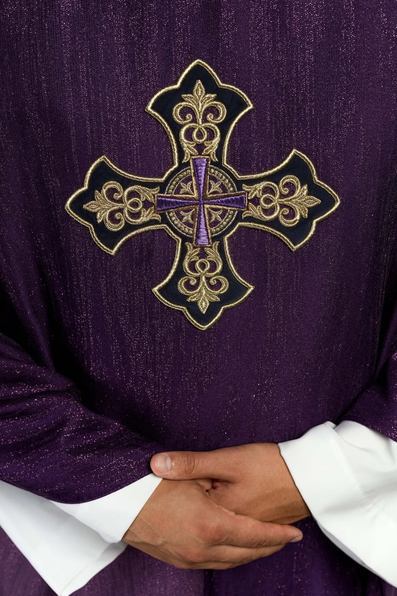 Chasuble violette avec motif de croix brodée sur tissu décoratif