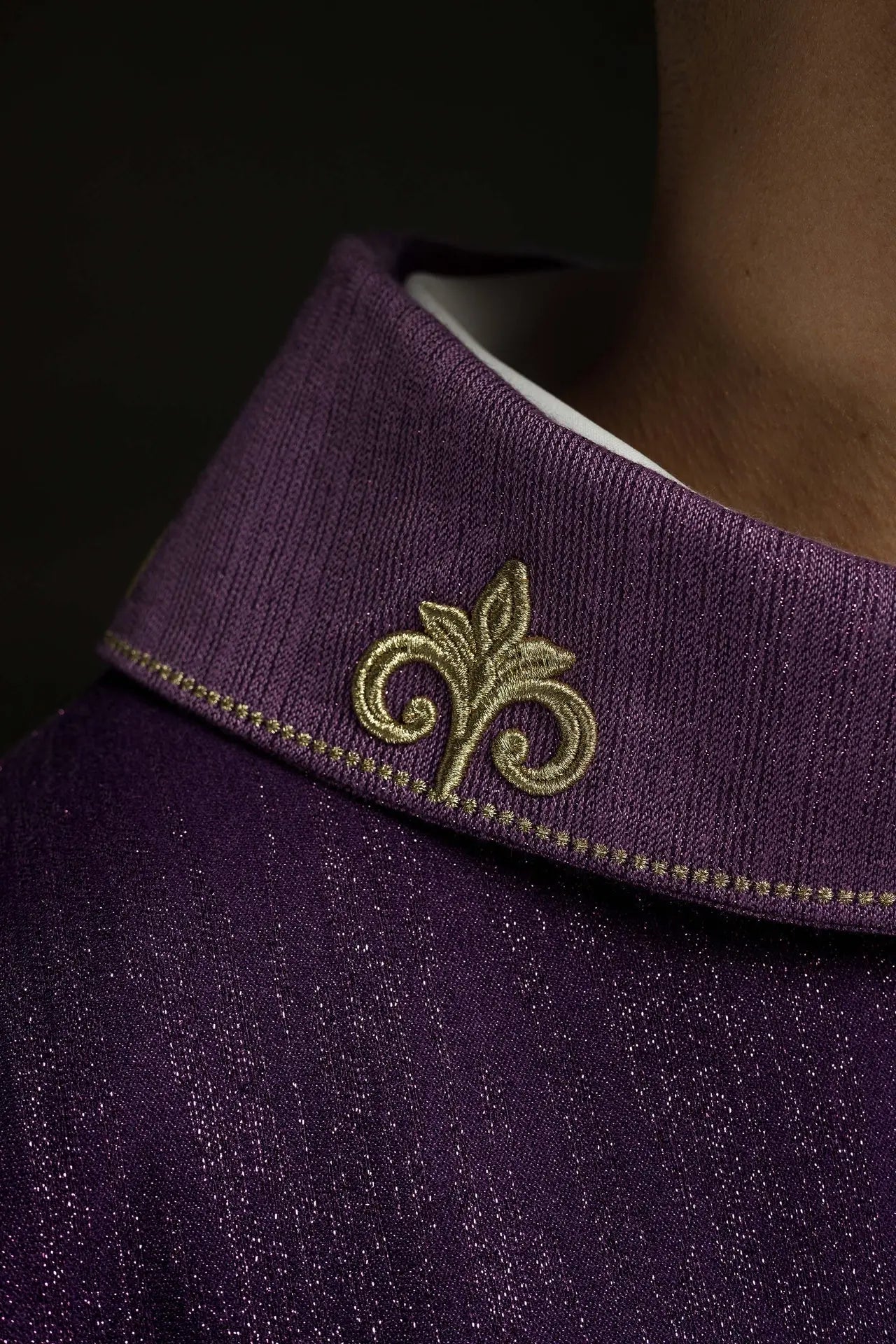 Chasuble violette avec motif de croix brodée sur tissu décoratif