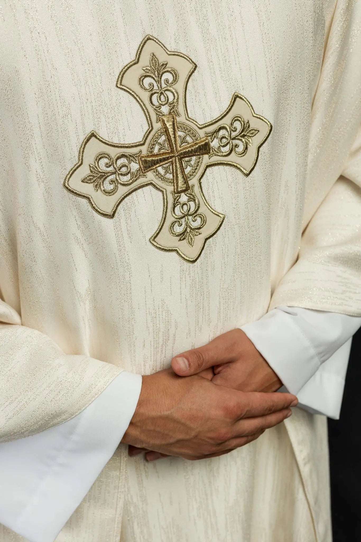 Chasuble liturgique écrue avec un motif de croix brodé sur tissu décoratif