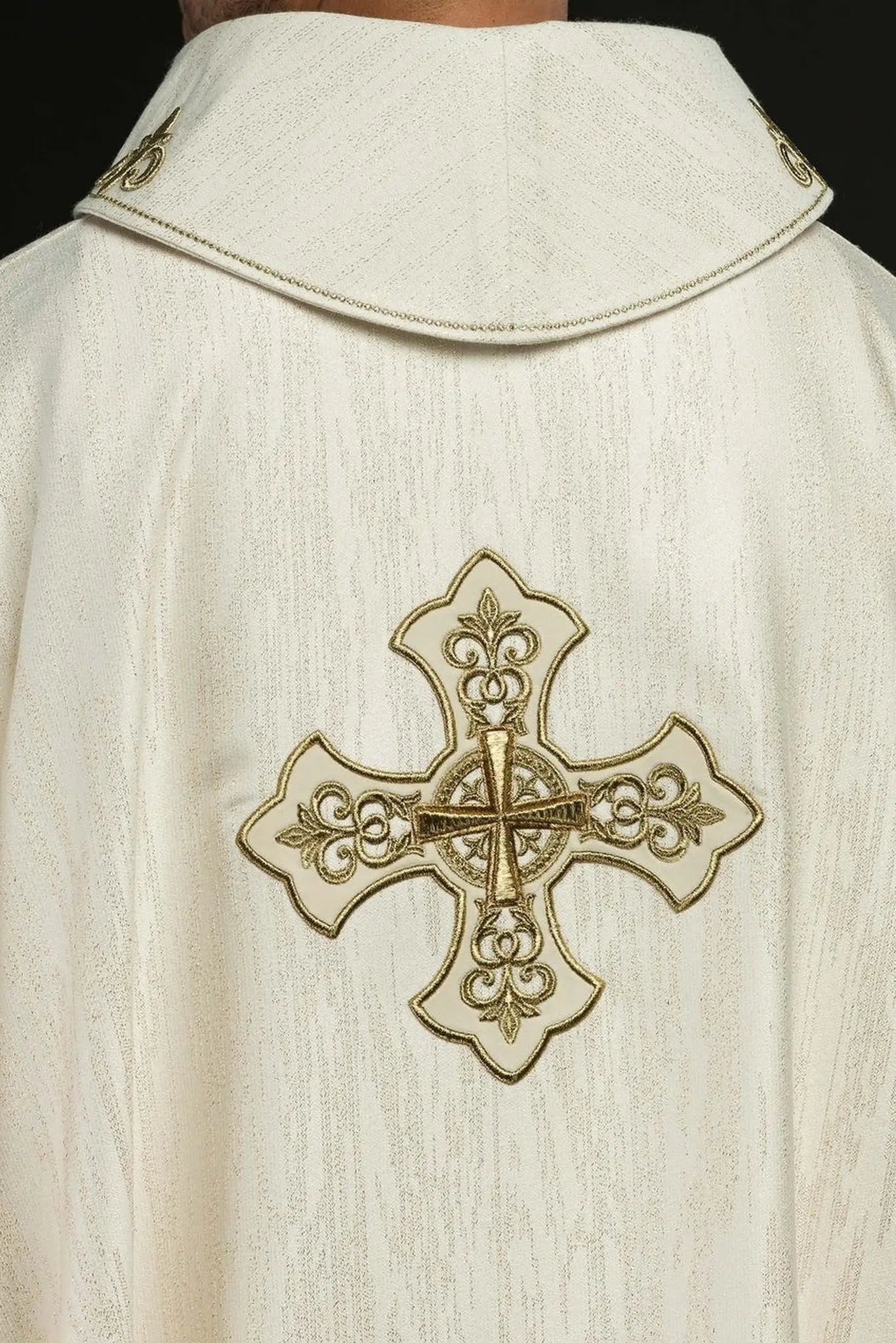 Chasuble liturgique écrue avec un motif de croix brodé sur tissu décoratif