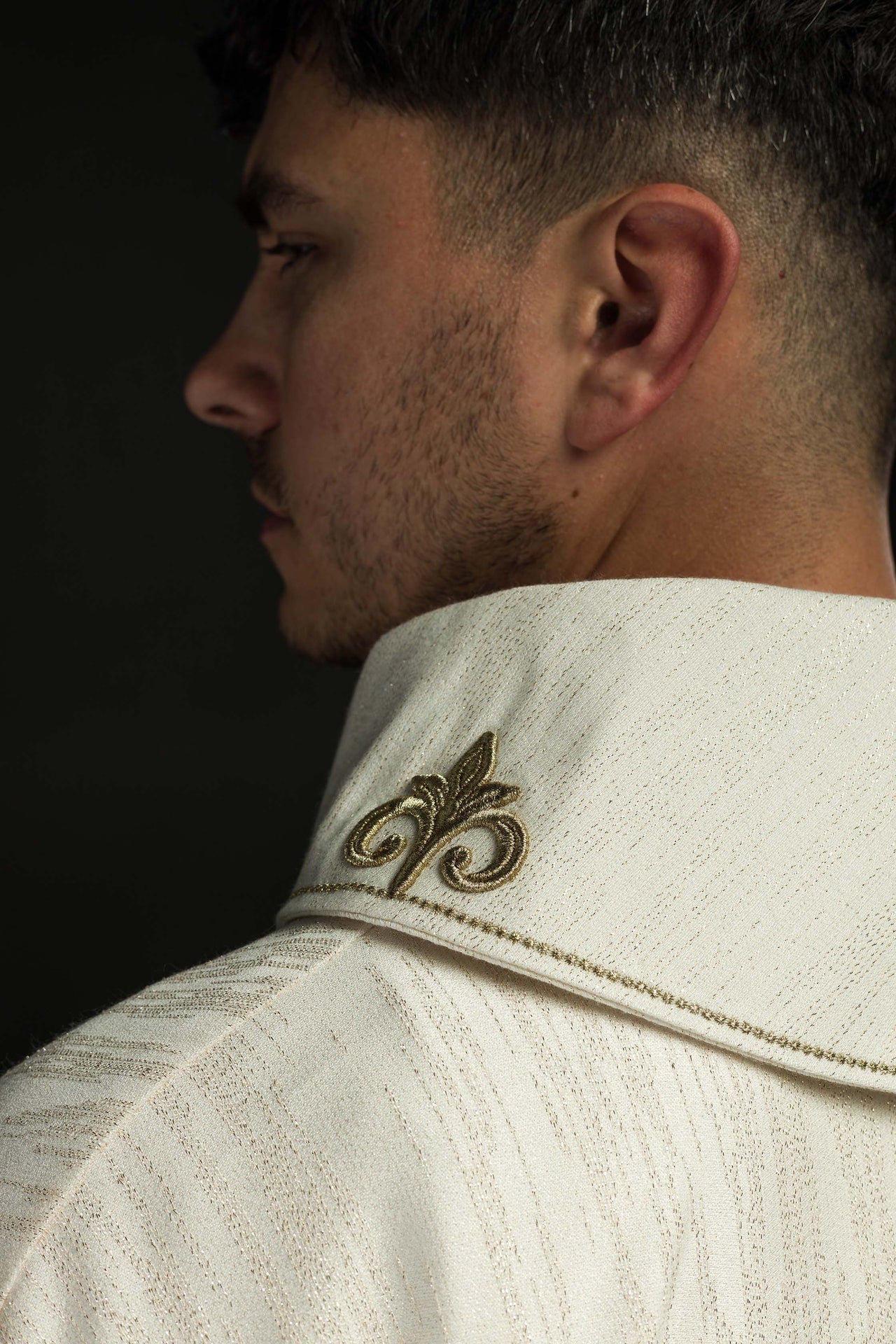 Ecru ornat z haftowanym motywem krzyża na ozdobnej tkaninie - ORNATY.PL