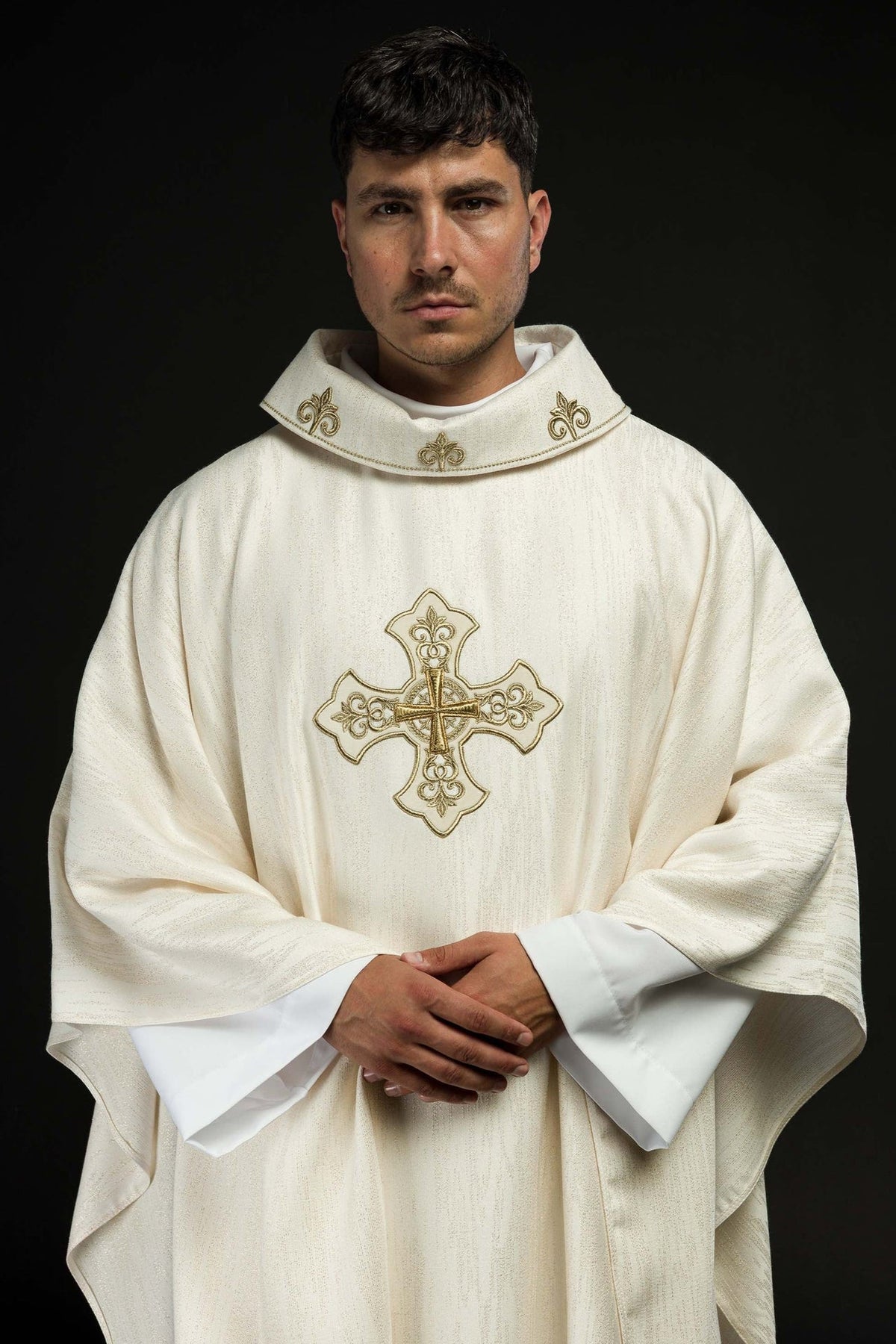 Ecru ornat z haftowanym motywem krzyża na ozdobnej tkaninie - ORNATY.PL