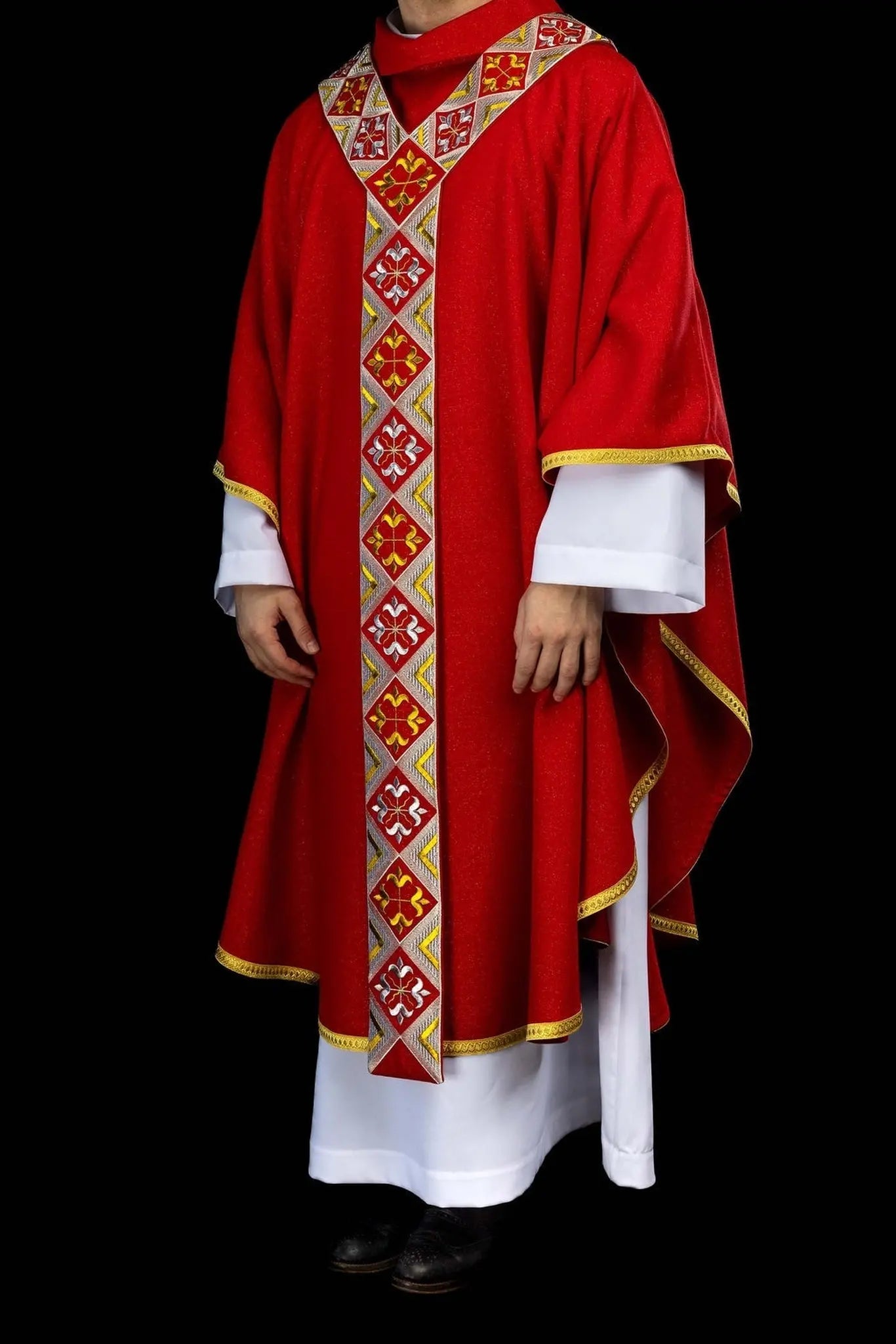 Ensemble de chasuble rouge avec orphrey brodé
