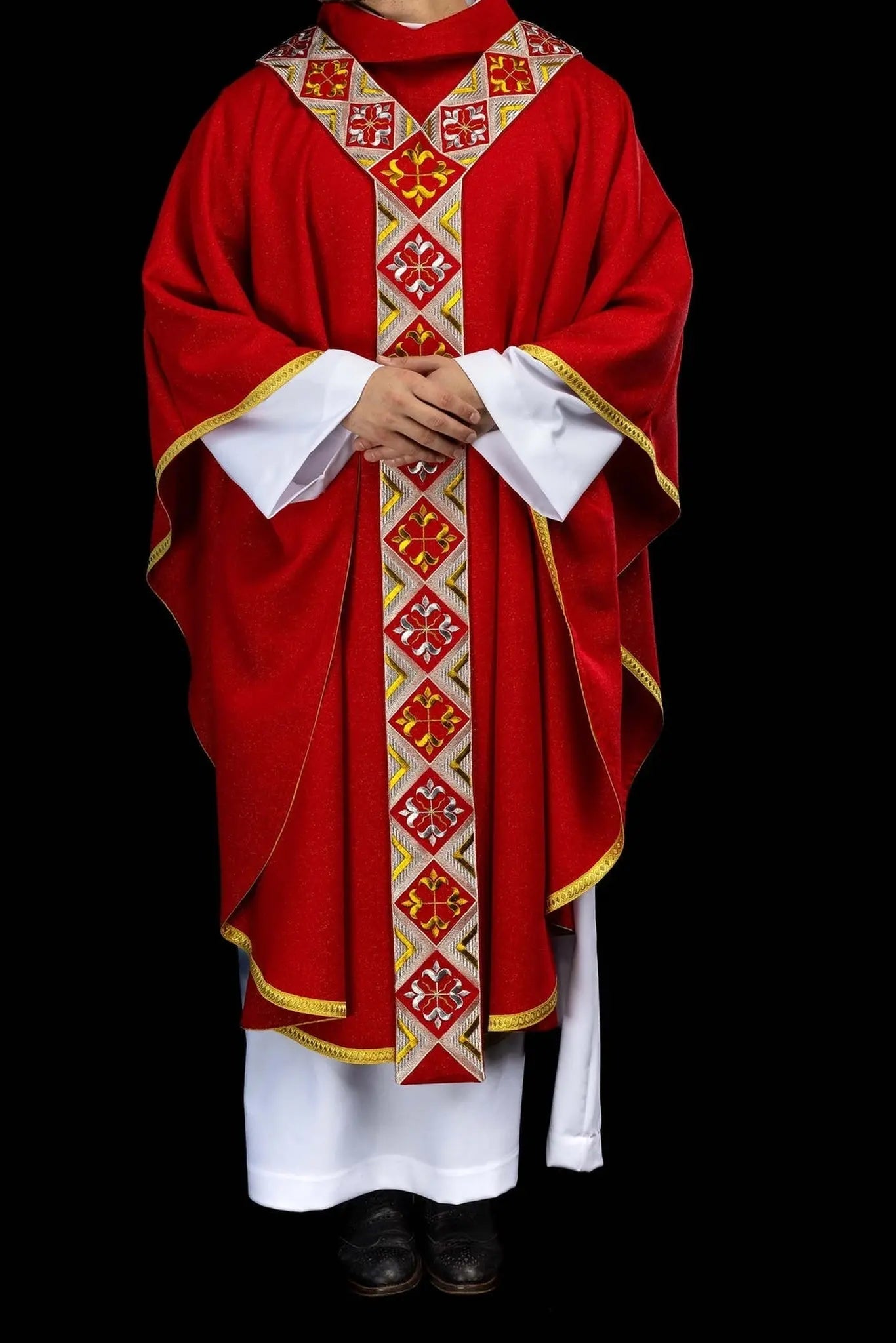Ensemble de chasuble rouge avec orphrey brodé