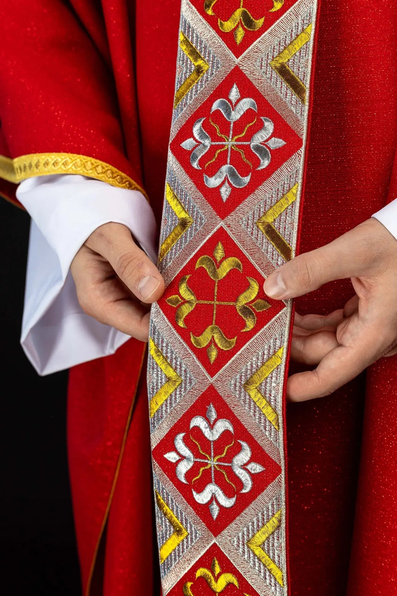 Ensemble de chasuble rouge avec orphrey brodé