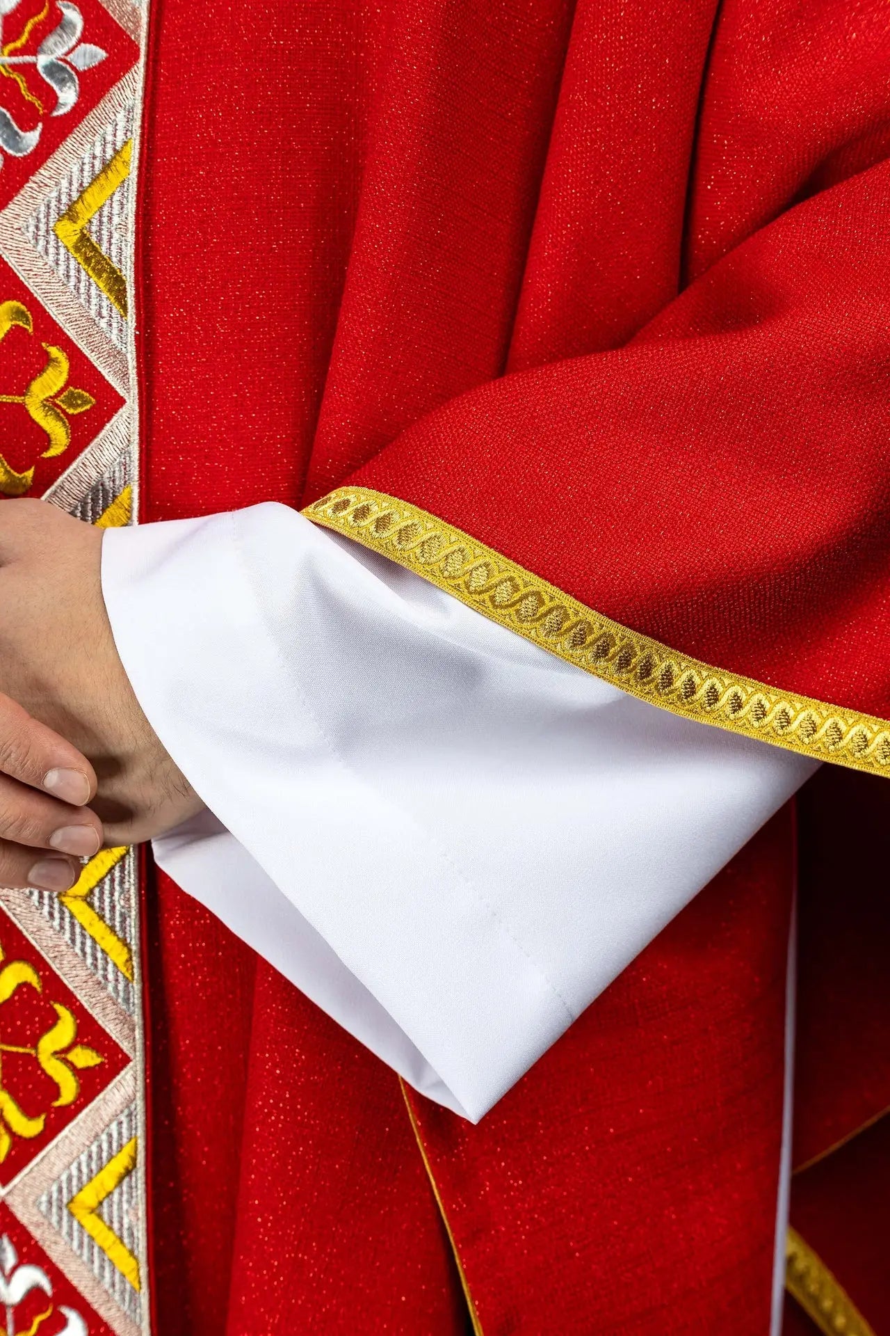 Ensemble de chasuble rouge avec orphrey brodé