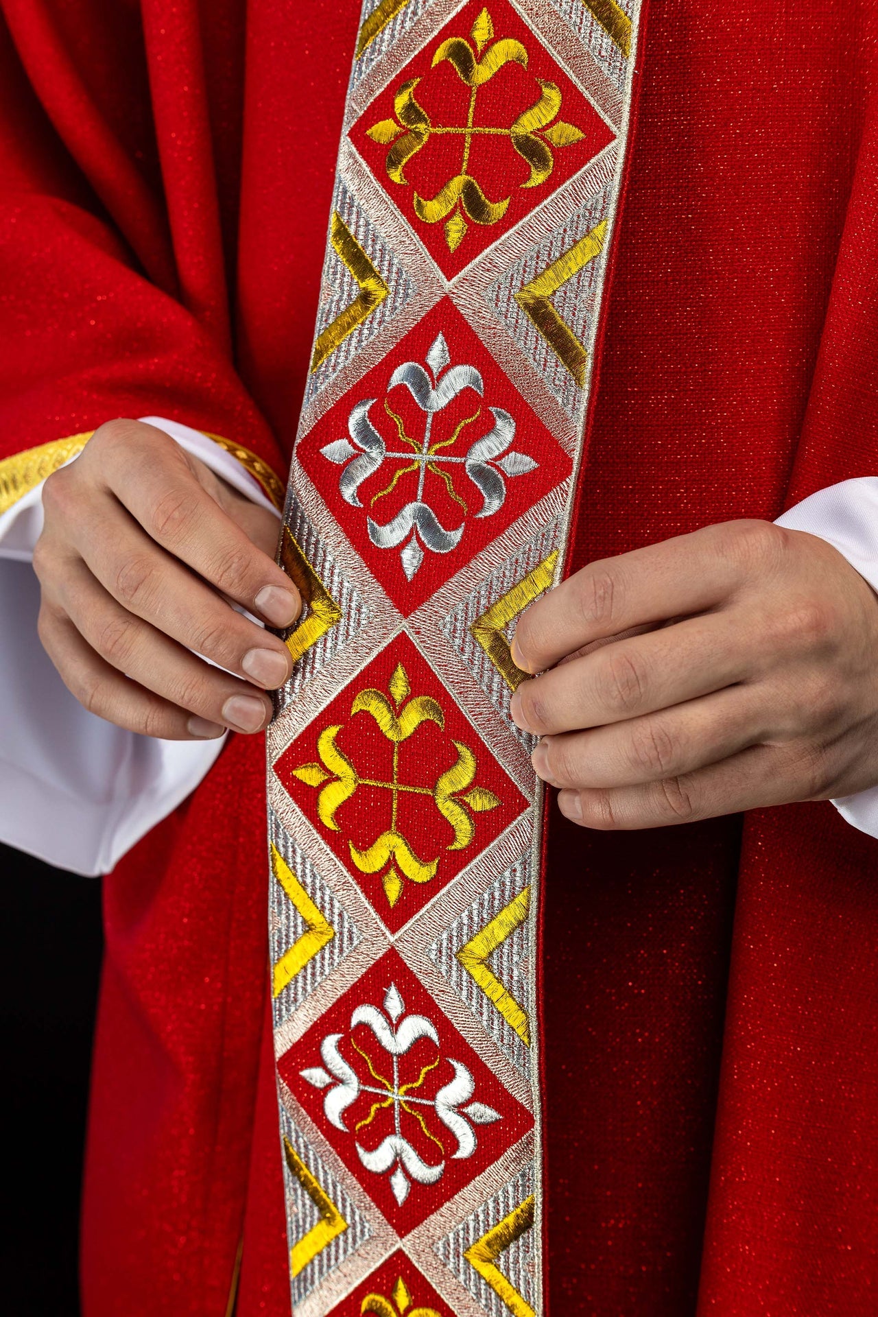 Haftowany pas na ornat w zestawie z ornatem czerwony - ORNATY.PL