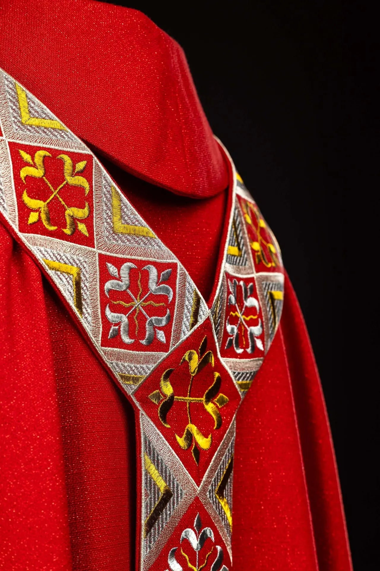 Ensemble de chasuble rouge avec orphrey brodé