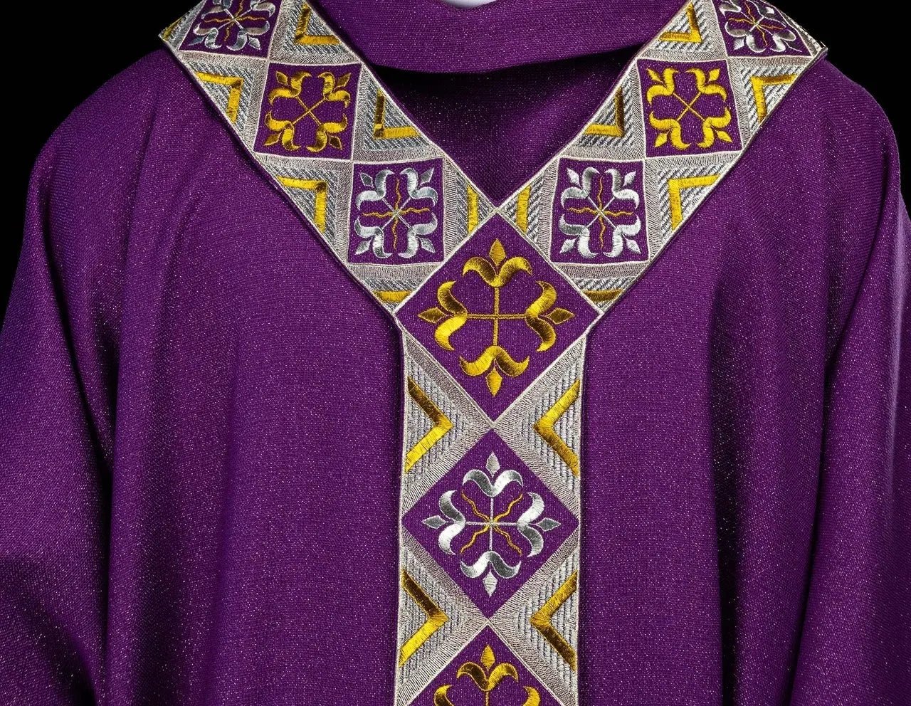 Ensemble de chasuble violette avec orphrey brodé