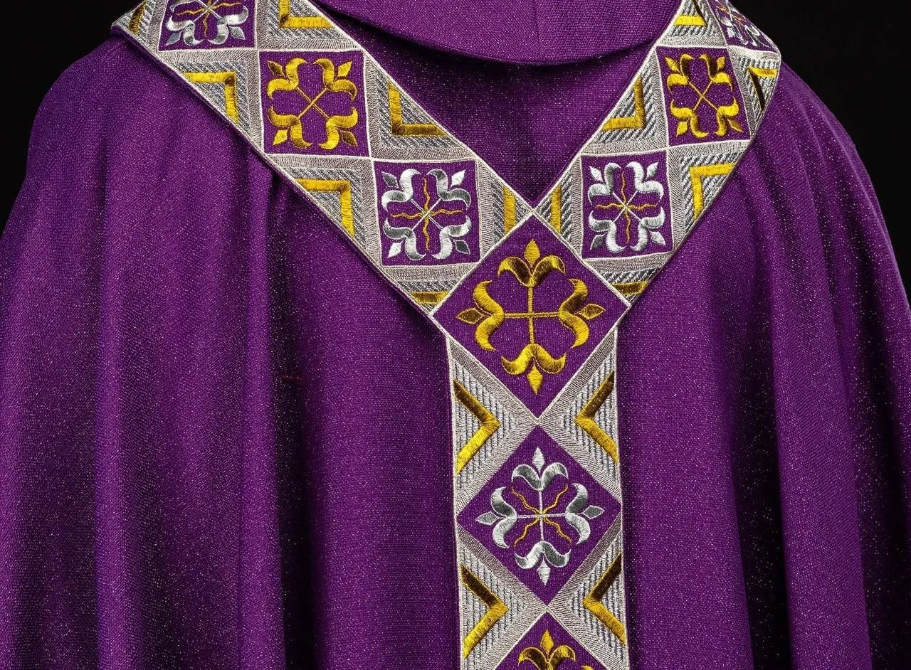 Ensemble de chasuble violette avec orphrey brodé