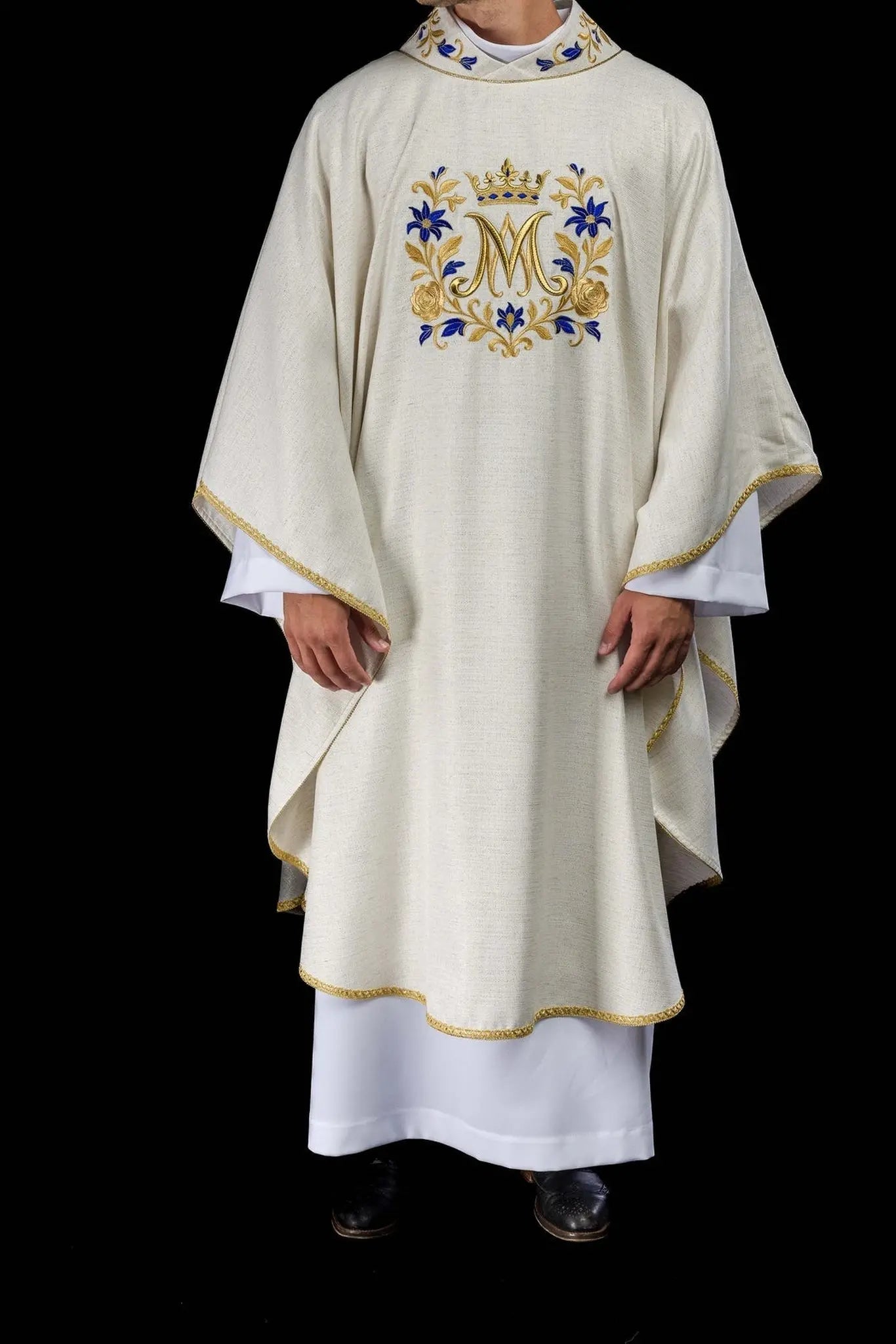 Chasuble brodée avec motif marial – Écru