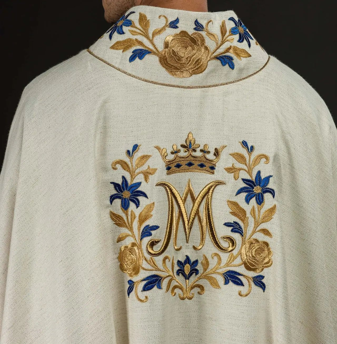 Chasuble brodée avec motif marial – Écru