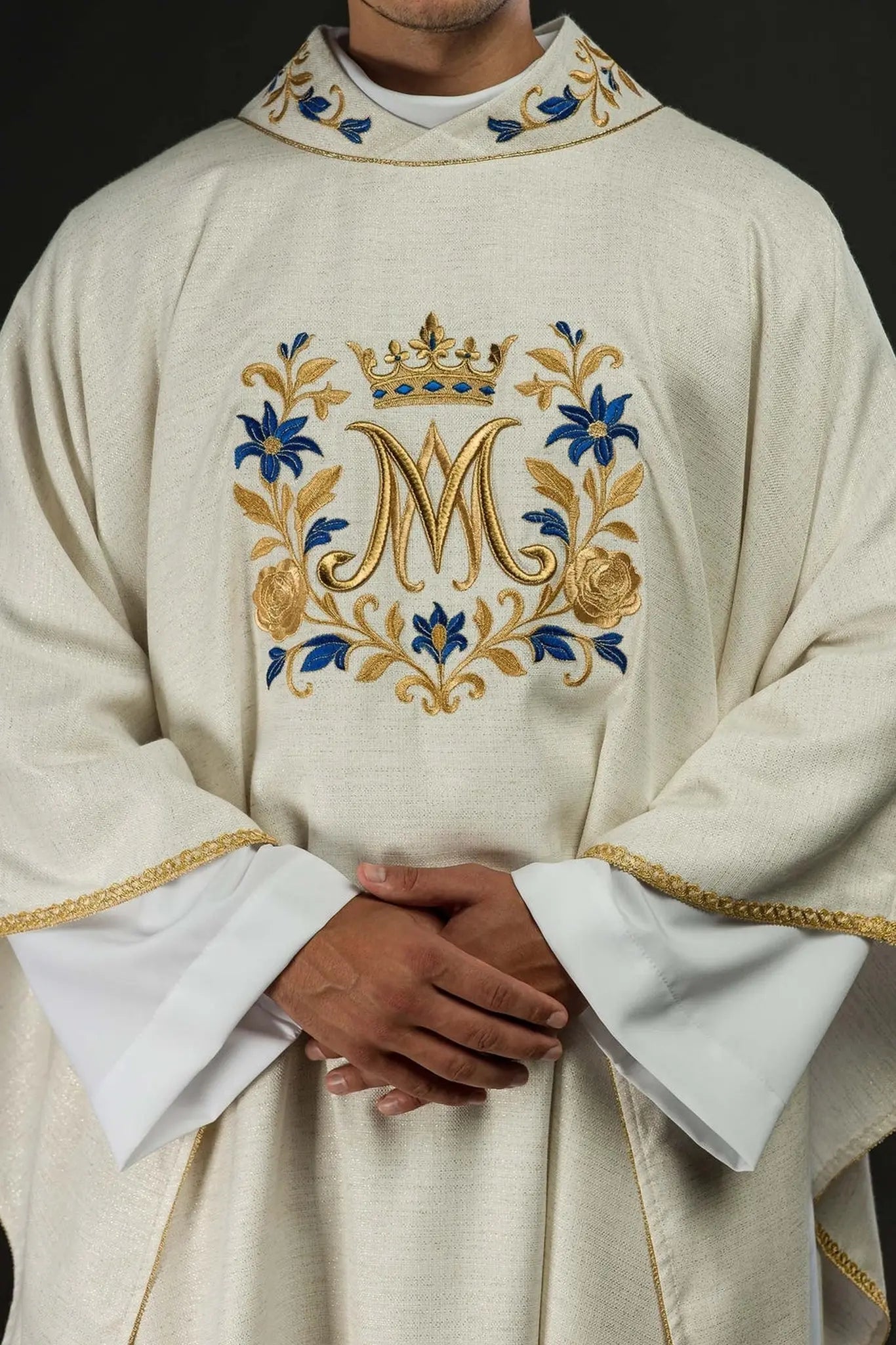 Chasuble brodée avec motif marial – Écru