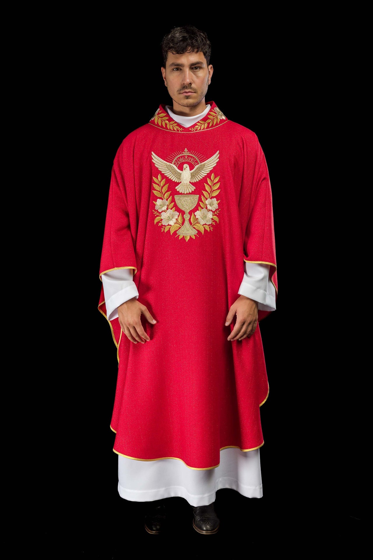 Ornement rouge avec col brodé et symbole du Saint-Esprit