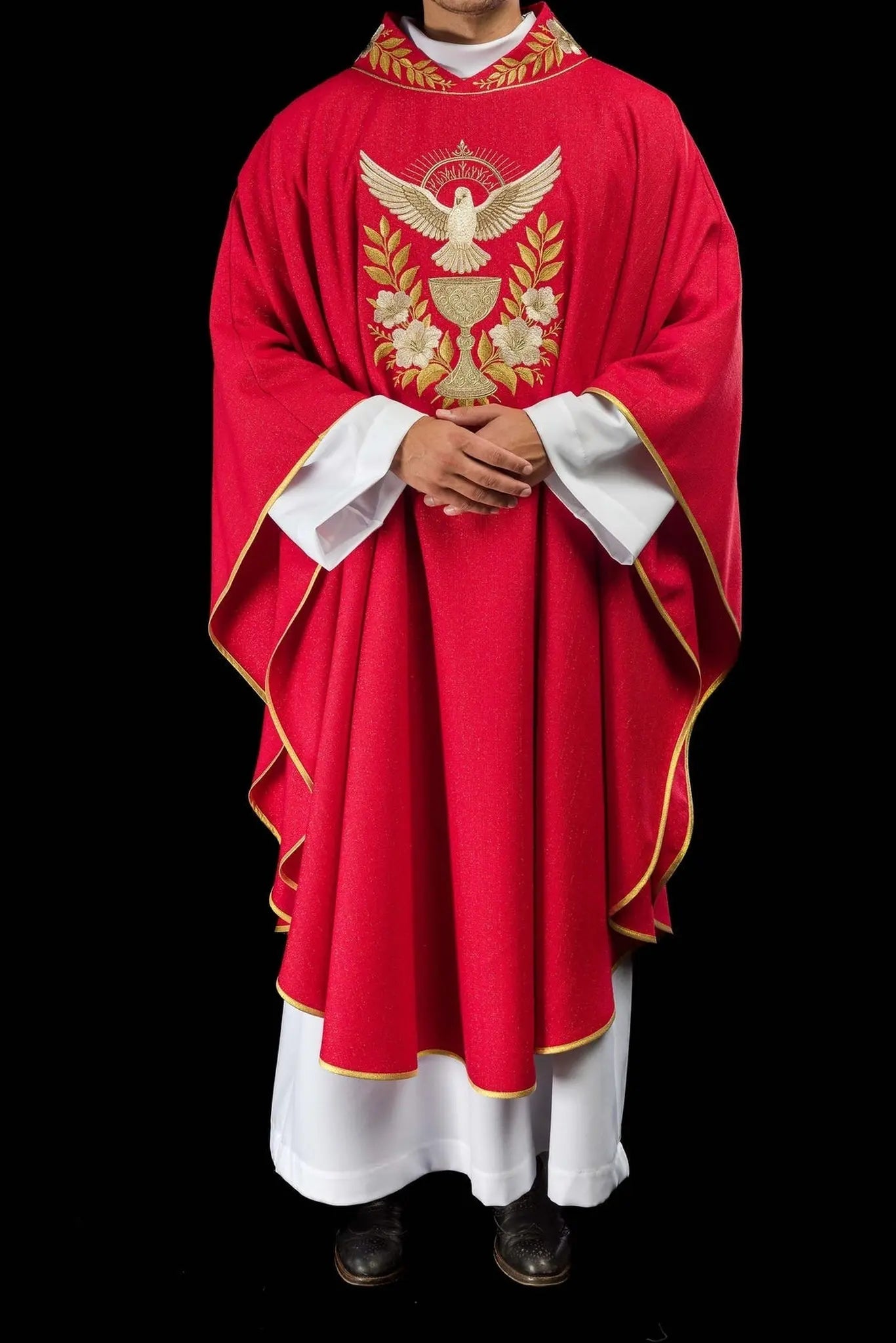 Chasuble rouge avec col brodé et symbole du Saint-Esprit