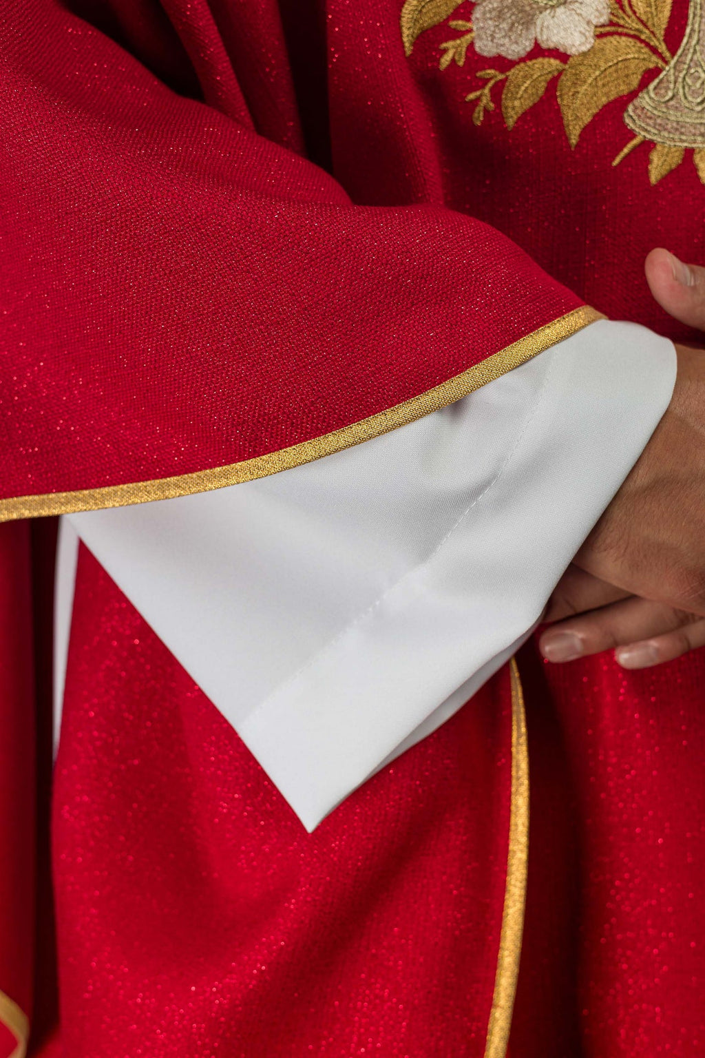 Ornement rouge avec col brodé et symbole du Saint-Esprit